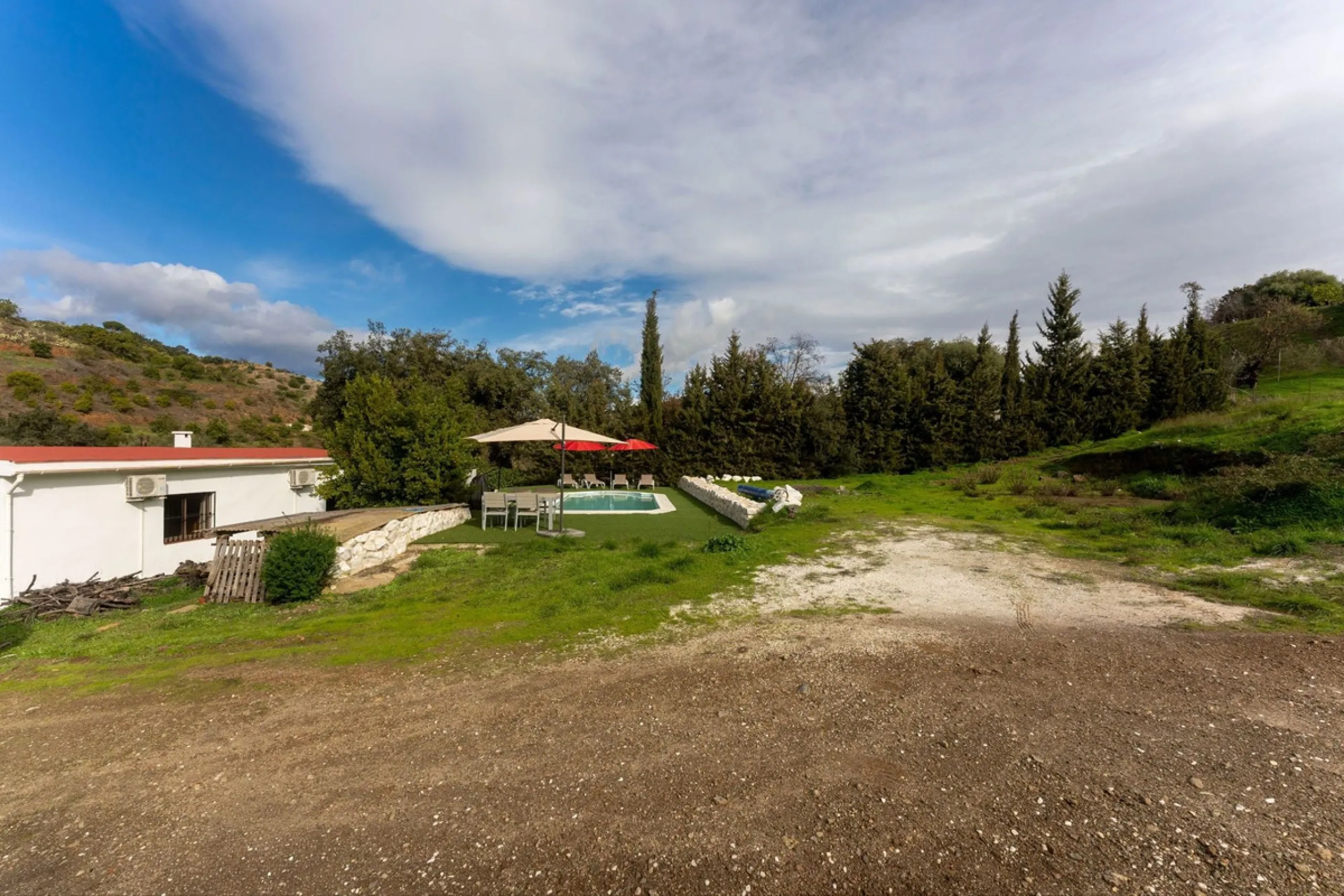 Set in a peaceful and natural environment in the countryside of Monda, this detached single-storey country home offers privacy, space, and authentic rural living, all with good access and town water. The property sits on a generous rustic plot of approx. 