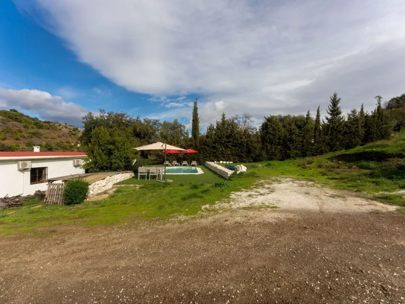 Set in a peaceful and natural environment in the countryside of Monda, this detached single-storey country home offers privacy, space, and authentic rural living, all with good access and town water. The property sits on a generous rustic plot of approx. 