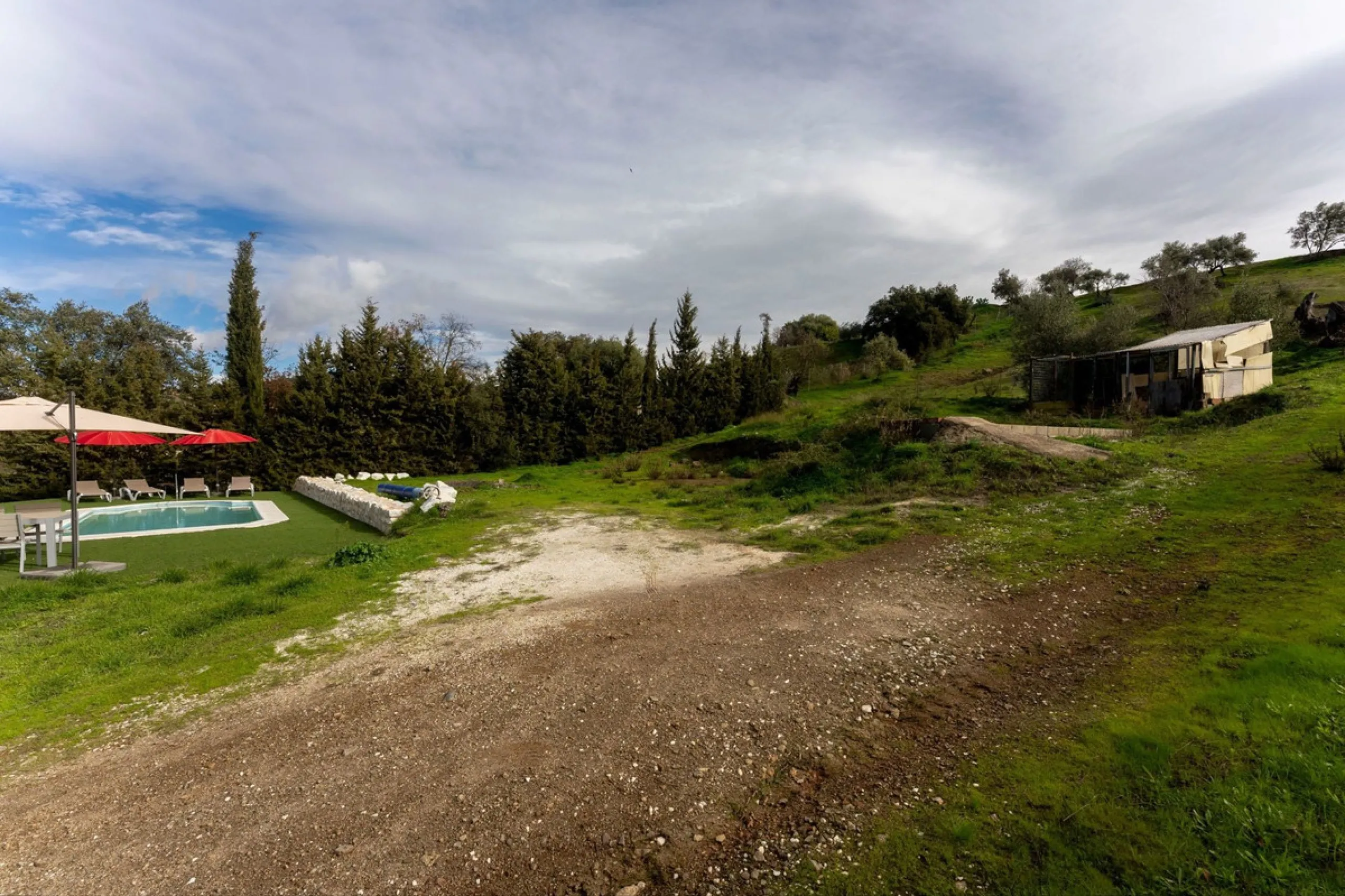 Set in a peaceful and natural environment in the countryside of Monda, this detached single-storey country home offers privacy, space, and authentic rural living, all with good access and town water. The property sits on a generous rustic plot of approx. 