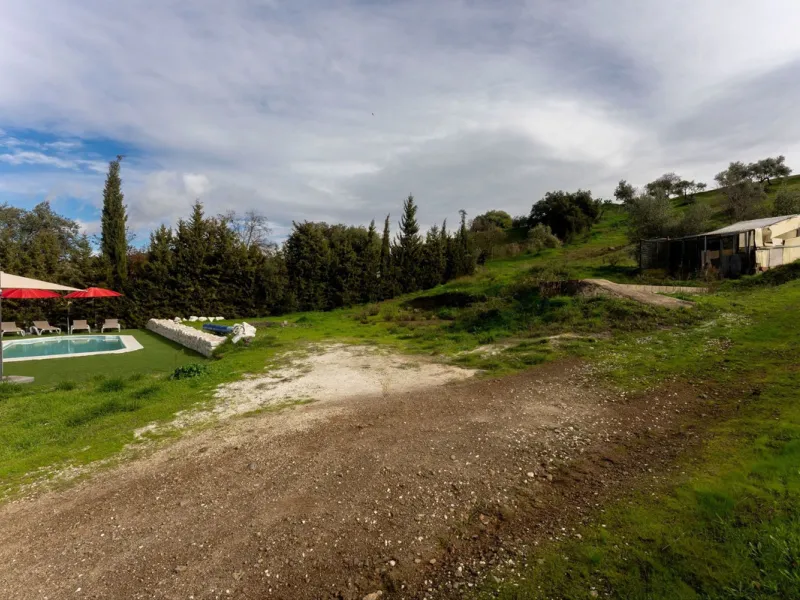 Set in a peaceful and natural environment in the countryside of Monda, this detached single-storey country home offers privacy, space, and authentic rural living, all with good access and town water. The property sits on a generous rustic plot of approx. 