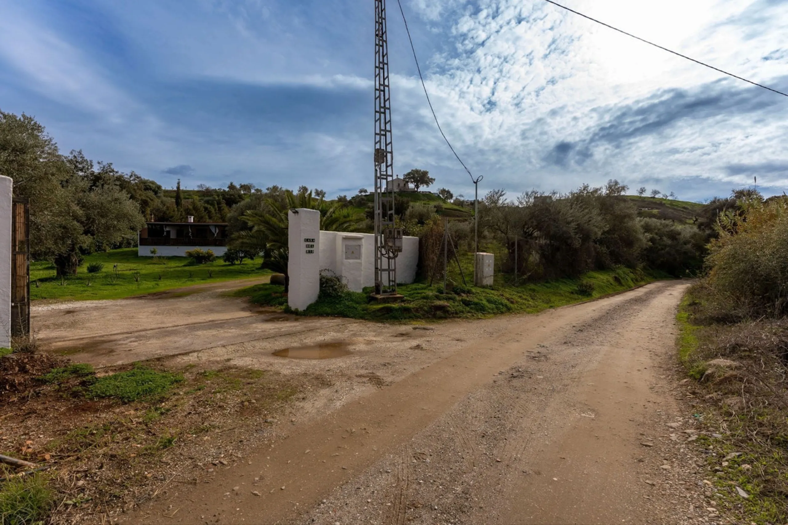 Set in a peaceful and natural environment in the countryside of Monda, this detached single-storey country home offers privacy, space, and authentic rural living, all with good access and town water. The property sits on a generous rustic plot of approx. 