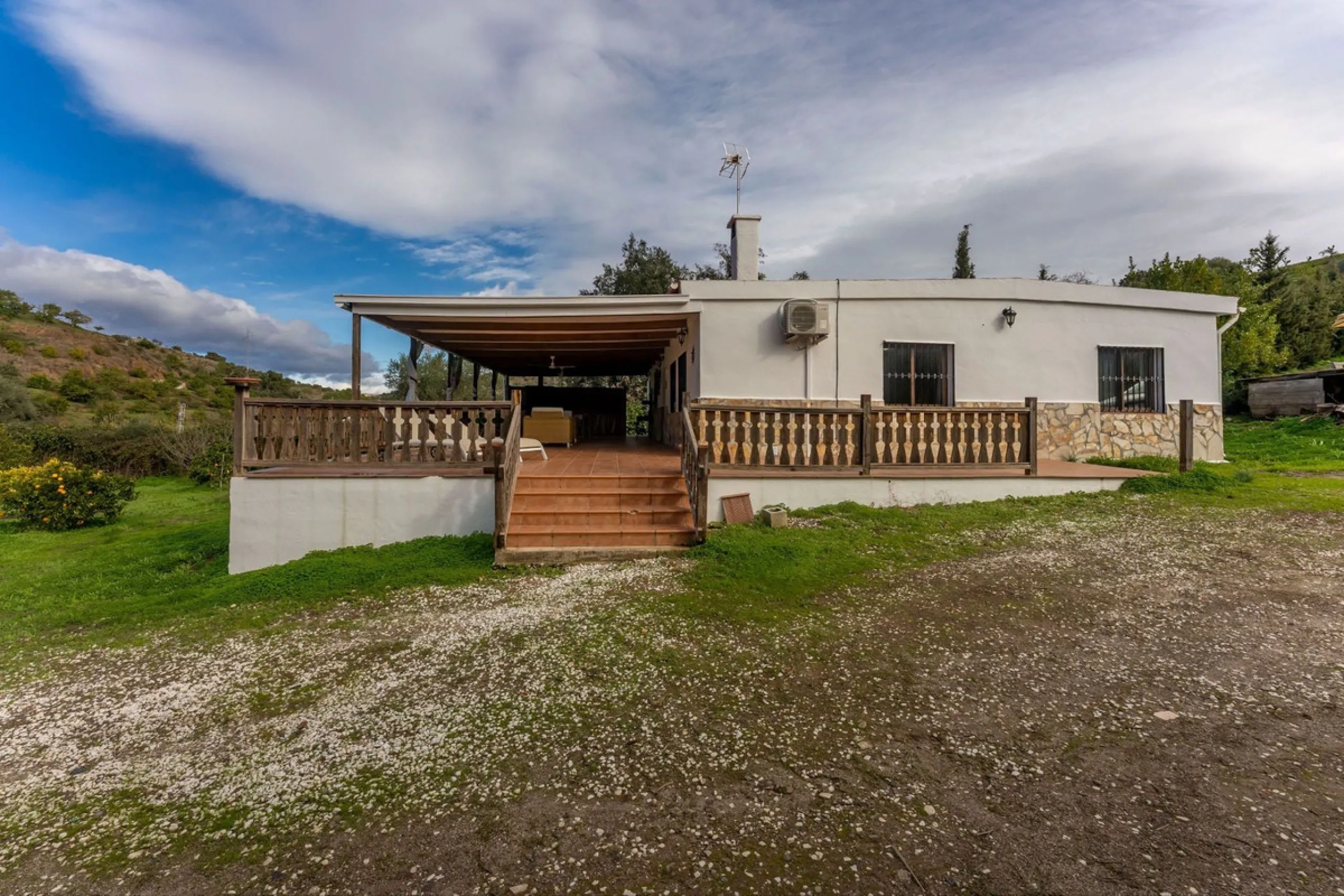Set in a peaceful and natural environment in the countryside of Monda, this detached single-storey country home offers privacy, space, and authentic rural living, all with good access and town water. The property sits on a generous rustic plot of approx. 