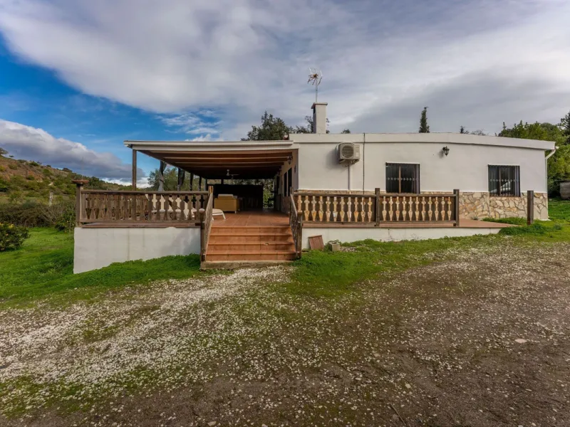 Set in a peaceful and natural environment in the countryside of Monda, this detached single-storey country home offers privacy, space, and authentic rural living, all with good access and town water. The property sits on a generous rustic plot of approx. 