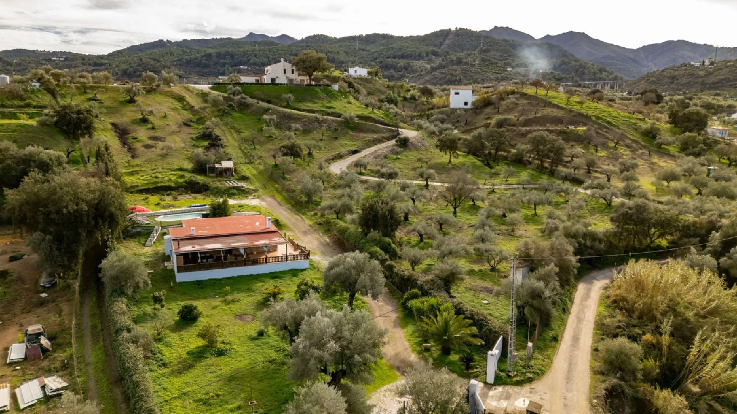 Set in a peaceful and natural environment in the countryside of Monda, this detached single-storey country home offers privacy, space, and authentic rural living, all with good access and town water. The property sits on a generous rustic plot of approx. 