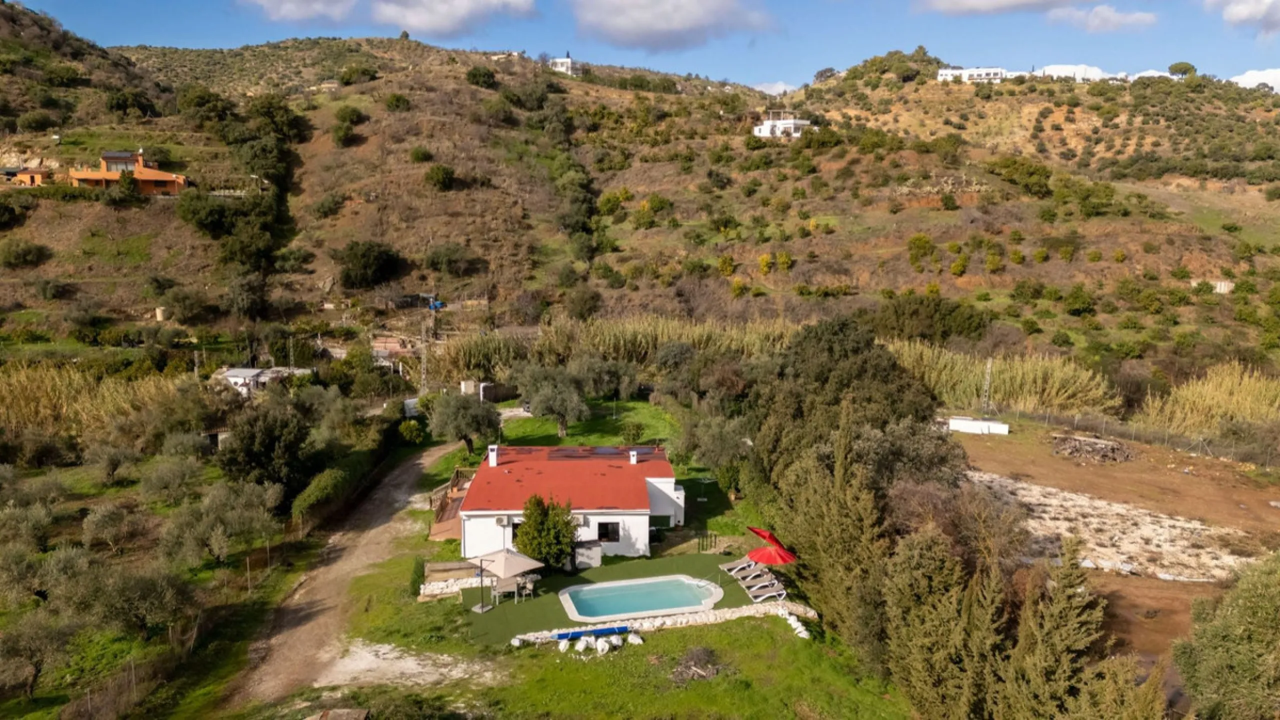 Set in a peaceful and natural environment in the countryside of Monda, this detached single-storey country home offers privacy, space, and authentic rural living, all with good access and town water. The property sits on a generous rustic plot of approx. 