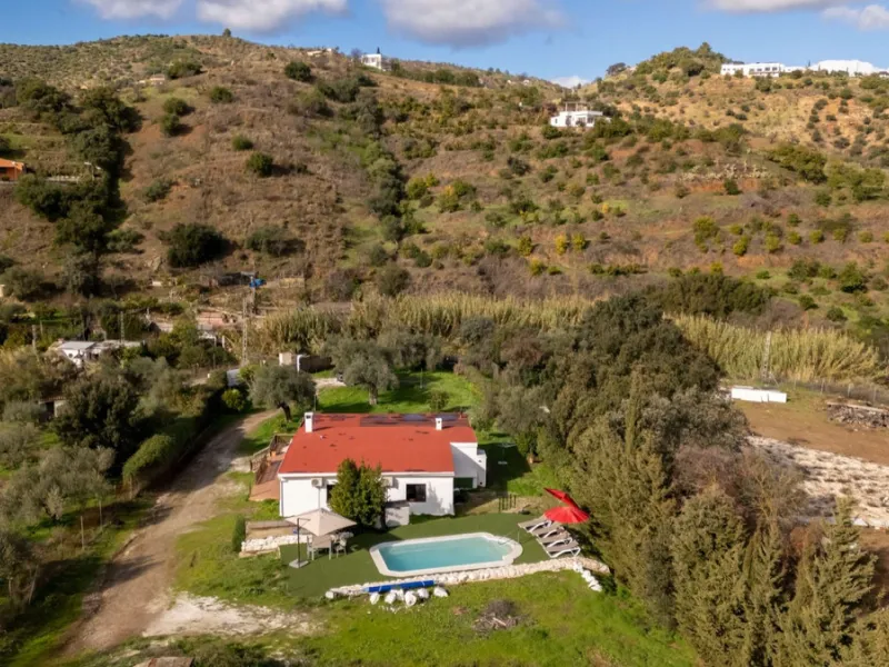 Set in a peaceful and natural environment in the countryside of Monda, this detached single-storey country home offers privacy, space, and authentic rural living, all with good access and town water. The property sits on a generous rustic plot of approx. 
