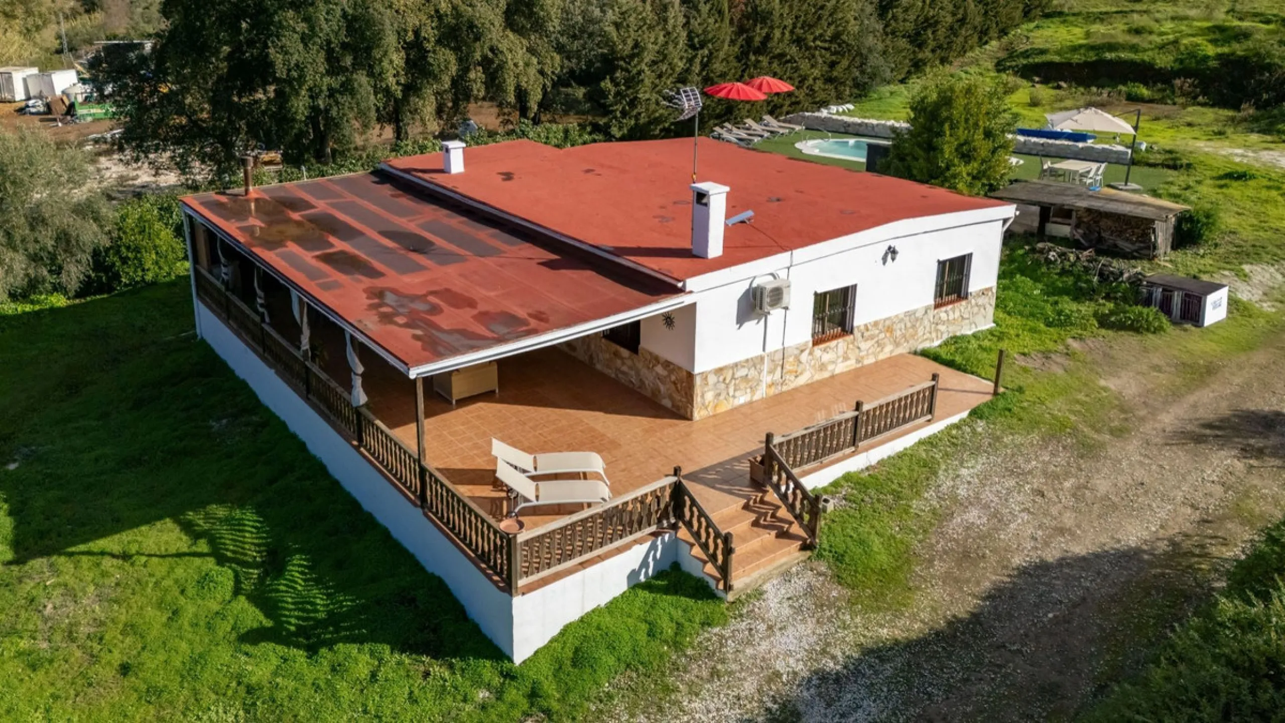 Set in a peaceful and natural environment in the countryside of Monda, this detached single-storey country home offers privacy, space, and authentic rural living, all with good access and town water. The property sits on a generous rustic plot of approx. 