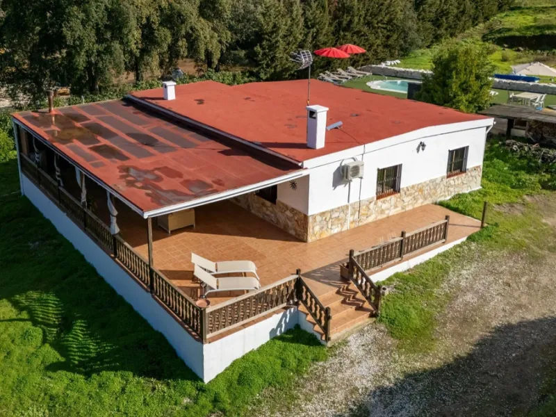 Set in a peaceful and natural environment in the countryside of Monda, this detached single-storey country home offers privacy, space, and authentic rural living, all with good access and town water. The property sits on a generous rustic plot of approx. 