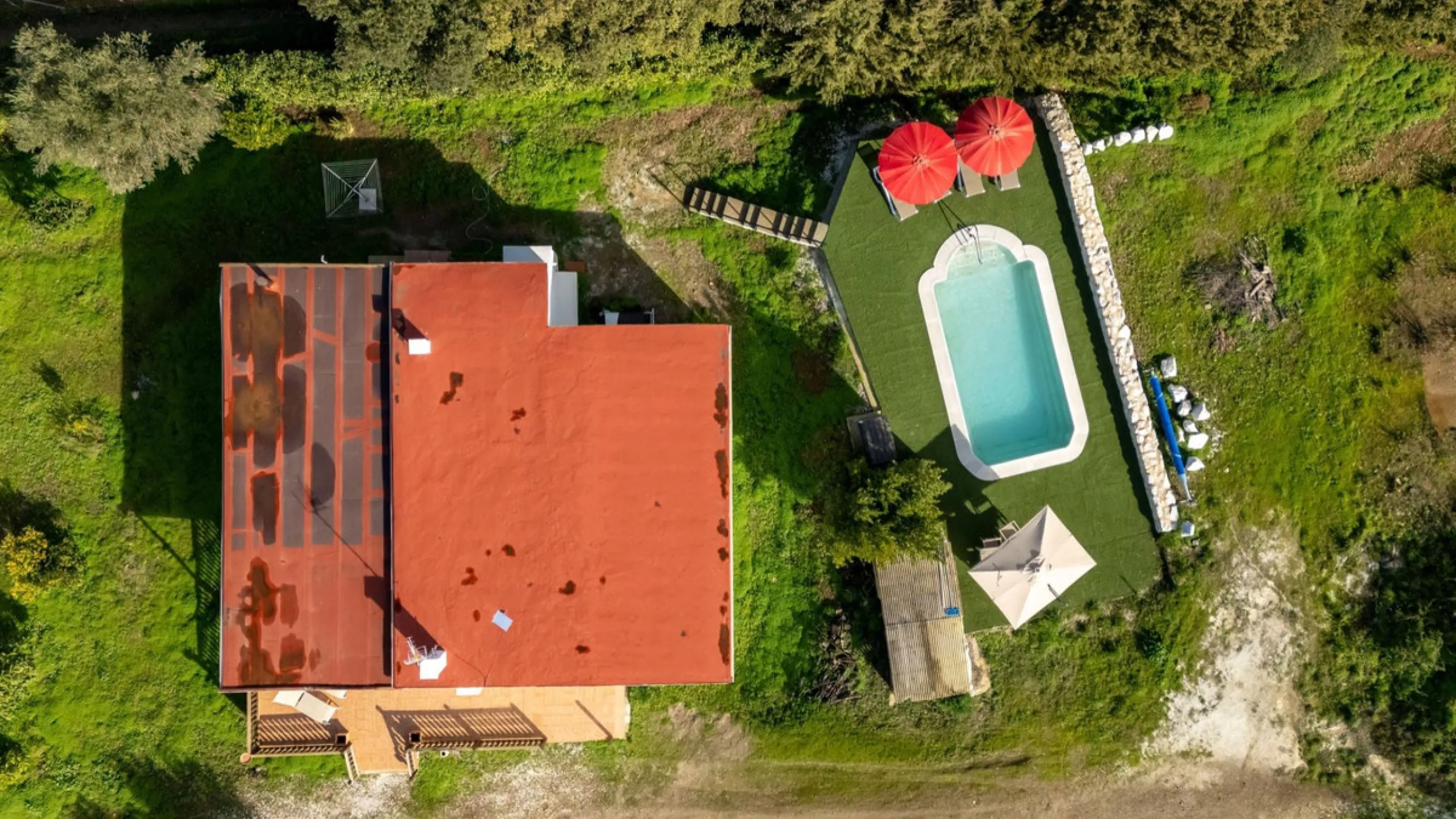 Set in a peaceful and natural environment in the countryside of Monda, this detached single-storey country home offers privacy, space, and authentic rural living, all with good access and town water. The property sits on a generous rustic plot of approx. 