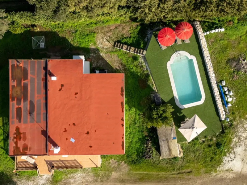 Set in a peaceful and natural environment in the countryside of Monda, this detached single-storey country home offers privacy, space, and authentic rural living, all with good access and town water. The property sits on a generous rustic plot of approx. 