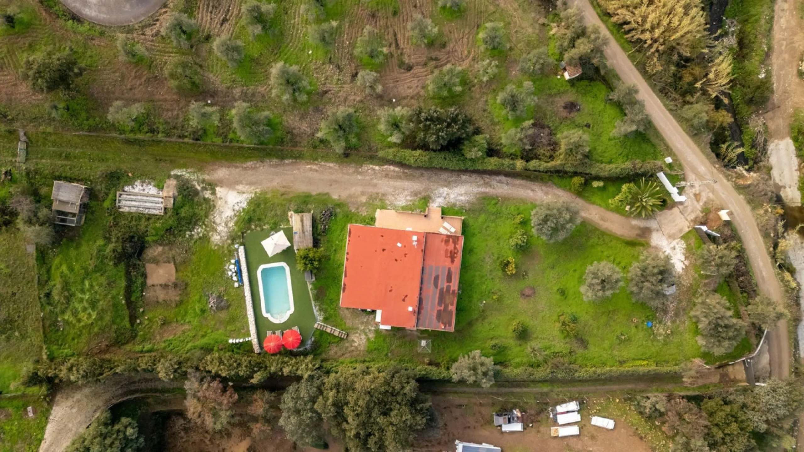Set in a peaceful and natural environment in the countryside of Monda, this detached single-storey country home offers privacy, space, and authentic rural living, all with good access and town water. The property sits on a generous rustic plot of approx. 