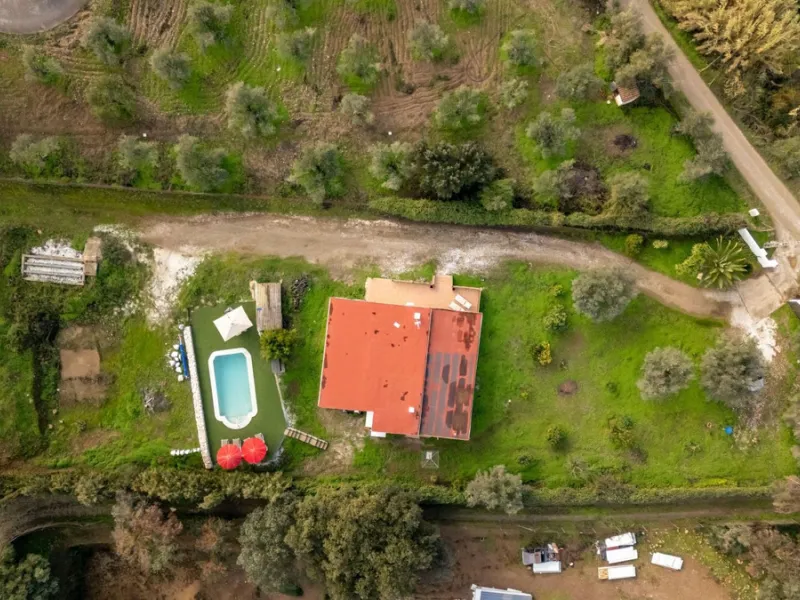 Set in a peaceful and natural environment in the countryside of Monda, this detached single-storey country home offers privacy, space, and authentic rural living, all with good access and town water. The property sits on a generous rustic plot of approx. 