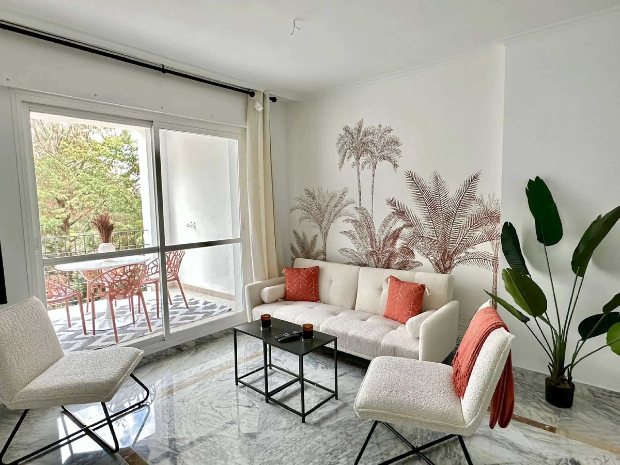 This recently renovated apartment is situated in the sought-after Lorcrisur complex, in San Pedro de Alcantara. Offering a prime beachside location, the property provides easy access to local amenities, the beach with restaurans and bars, transport links,