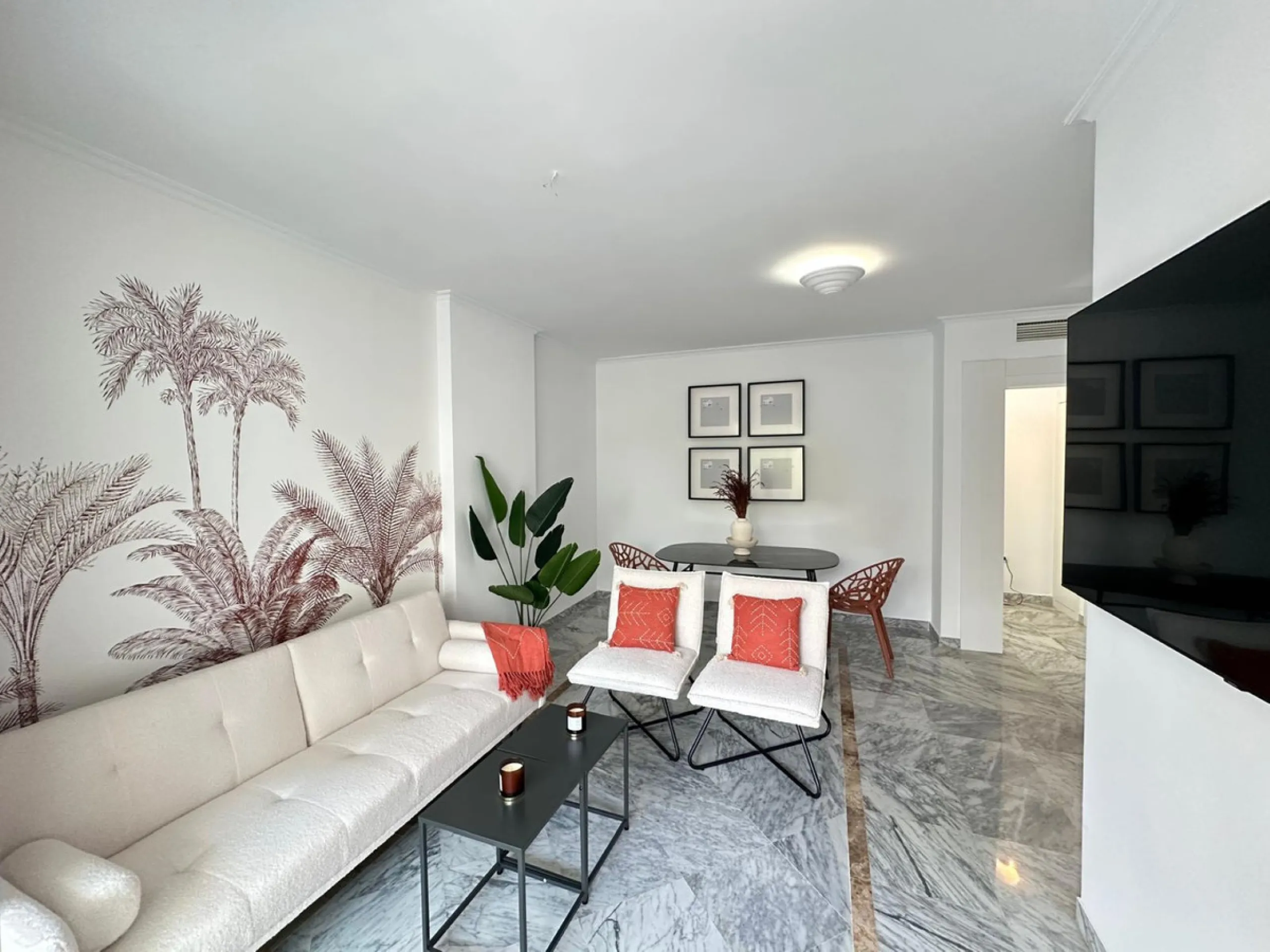 This recently renovated apartment is situated in the sought-after Lorcrisur complex, in San Pedro de Alcantara. Offering a prime beachside location, the property provides easy access to local amenities, the beach with restaurans and bars, transport links,