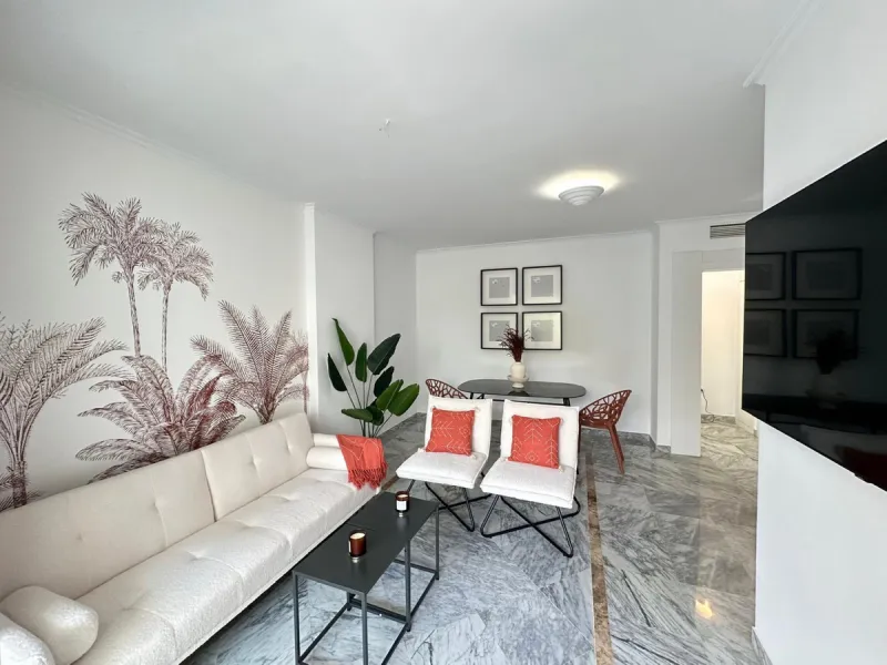 This recently renovated apartment is situated in the sought-after Lorcrisur complex, in San Pedro de Alcantara. Offering a prime beachside location, the property provides easy access to local amenities, the beach with restaurans and bars, transport links,