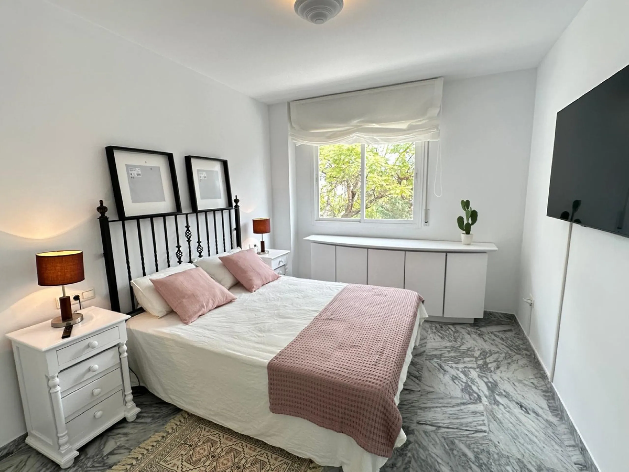 This recently renovated apartment is situated in the sought-after Lorcrisur complex, in San Pedro de Alcantara. Offering a prime beachside location, the property provides easy access to local amenities, the beach with restaurans and bars, transport links,