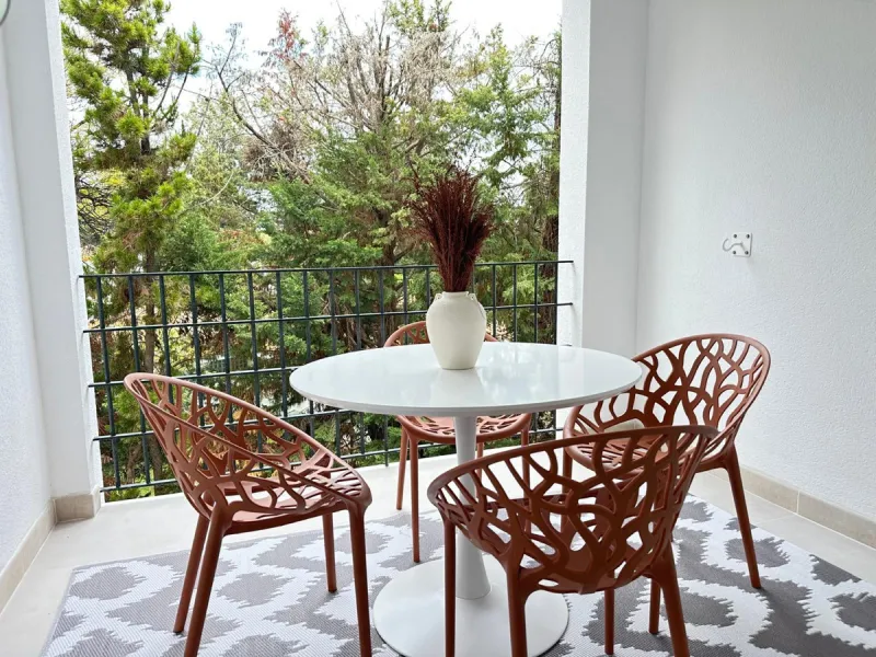 This recently renovated apartment is situated in the sought-after Lorcrisur complex, in San Pedro de Alcantara. Offering a prime beachside location, the property provides easy access to local amenities, the beach with restaurans and bars, transport links,