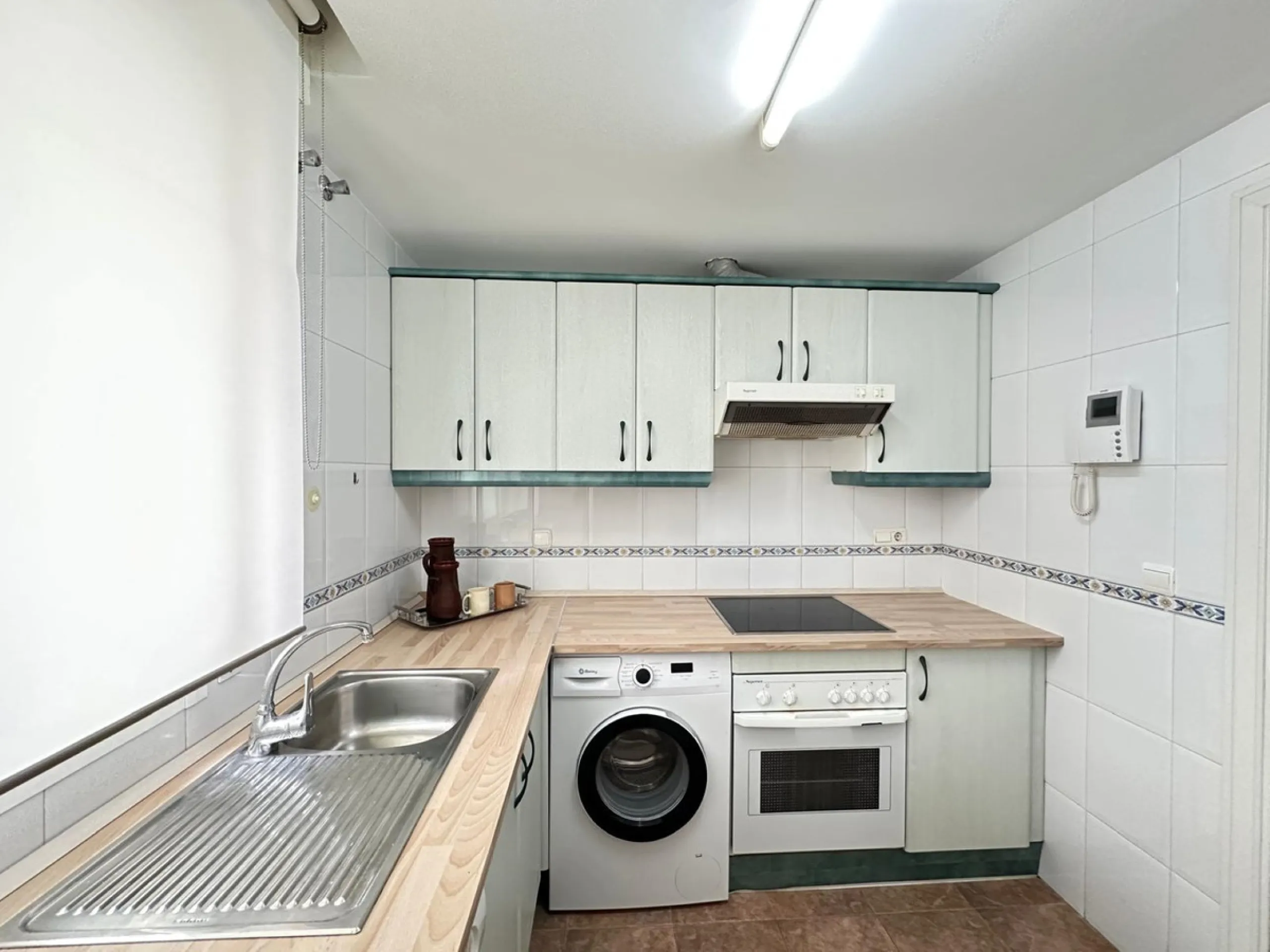 This recently renovated apartment is situated in the sought-after Lorcrisur complex, in San Pedro de Alcantara. Offering a prime beachside location, the property provides easy access to local amenities, the beach with restaurans and bars, transport links,