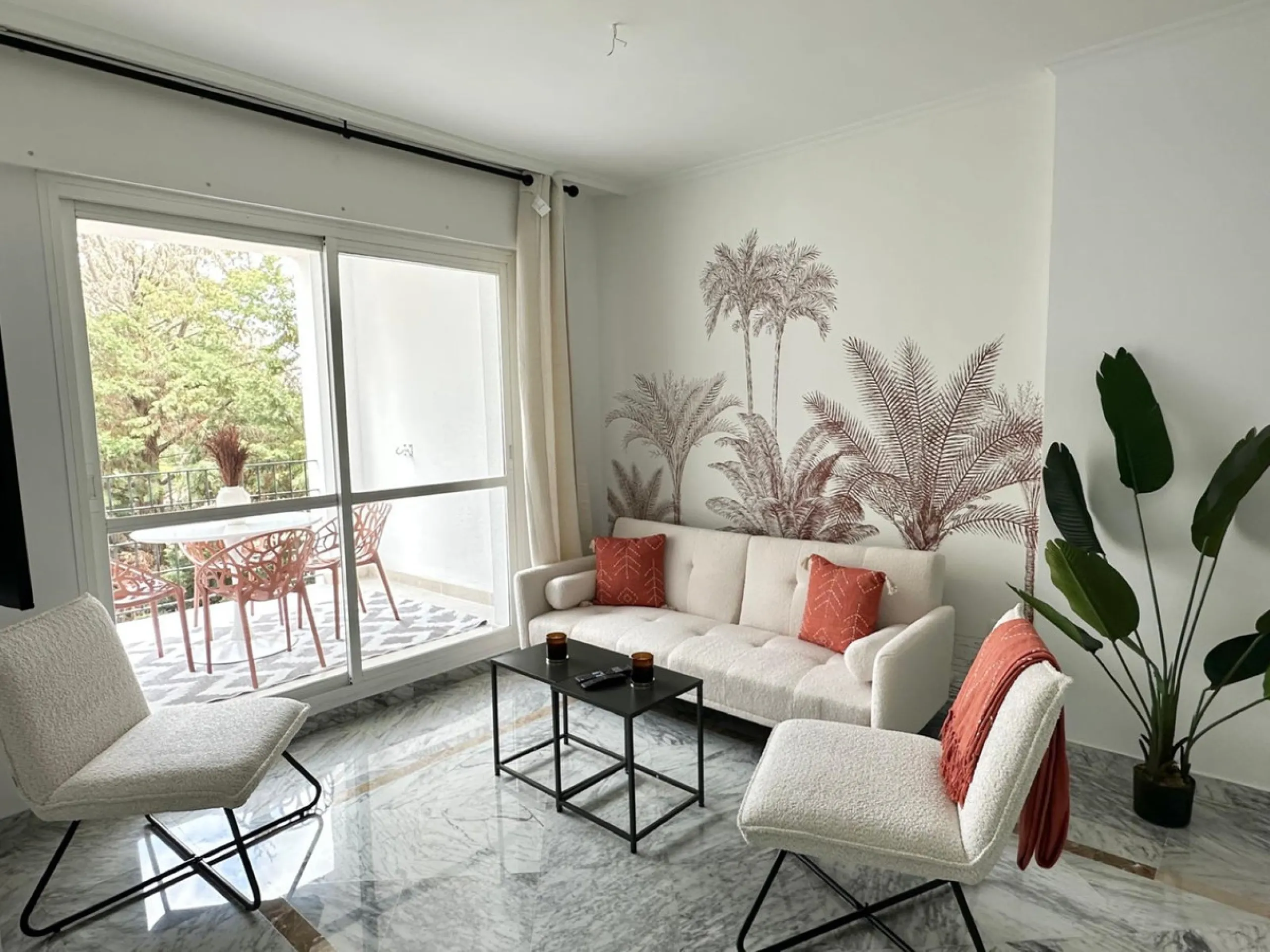 This recently renovated apartment is situated in the sought-after Lorcrisur complex, in San Pedro de Alcantara. Offering a prime beachside location, the property provides easy access to local amenities, the beach with restaurans and bars, transport links,