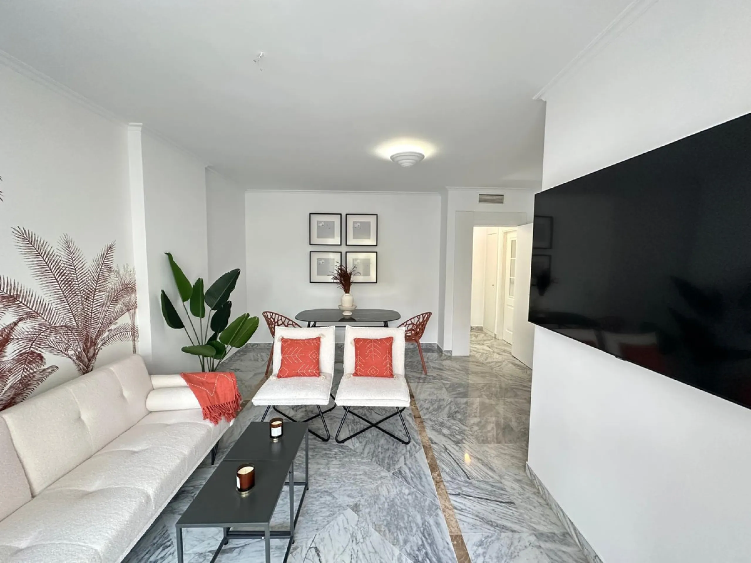 This recently renovated apartment is situated in the sought-after Lorcrisur complex, in San Pedro de Alcantara. Offering a prime beachside location, the property provides easy access to local amenities, the beach with restaurans and bars, transport links,