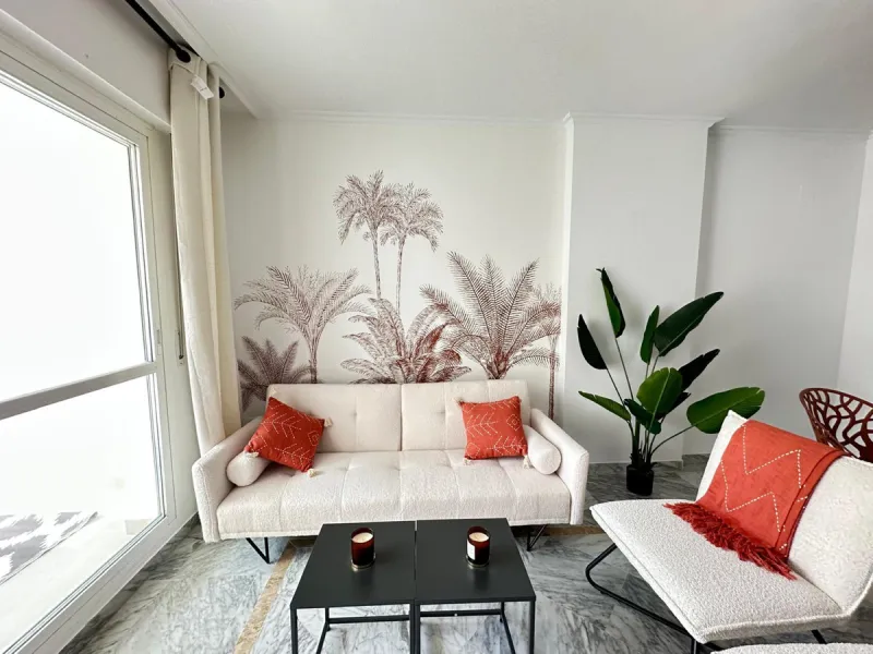 This recently renovated apartment is situated in the sought-after Lorcrisur complex, in San Pedro de Alcantara. Offering a prime beachside location, the property provides easy access to local amenities, the beach with restaurans and bars, transport links,