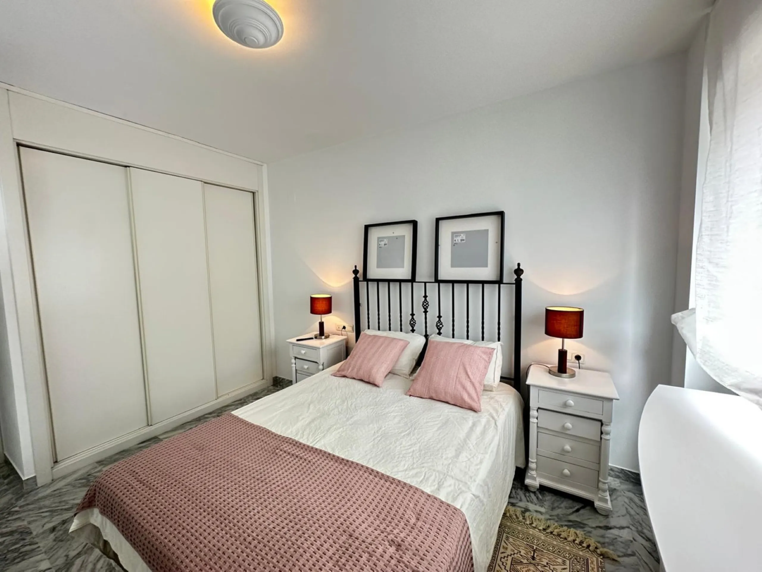 This recently renovated apartment is situated in the sought-after Lorcrisur complex, in San Pedro de Alcantara. Offering a prime beachside location, the property provides easy access to local amenities, the beach with restaurans and bars, transport links,