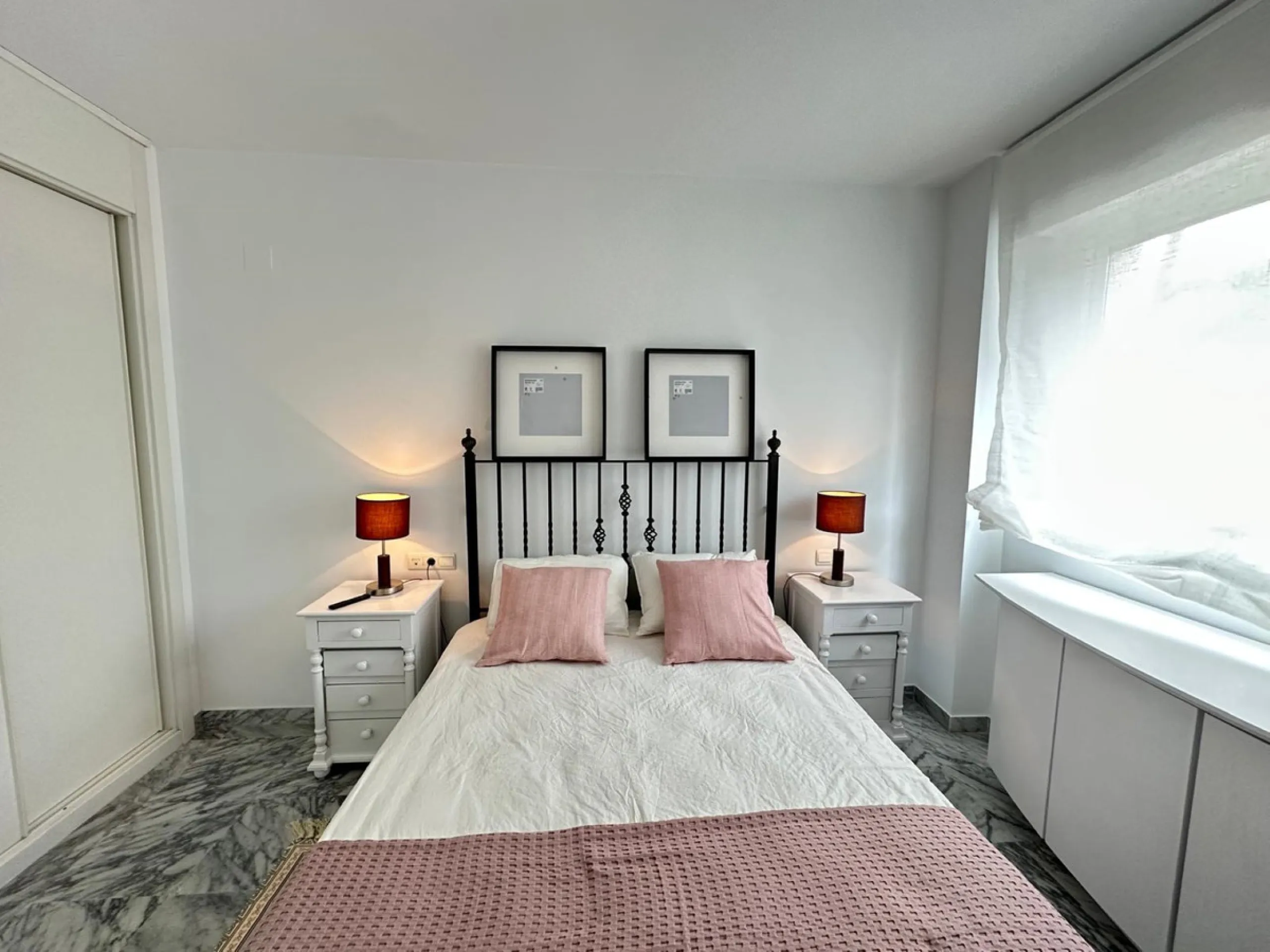 This recently renovated apartment is situated in the sought-after Lorcrisur complex, in San Pedro de Alcantara. Offering a prime beachside location, the property provides easy access to local amenities, the beach with restaurans and bars, transport links,