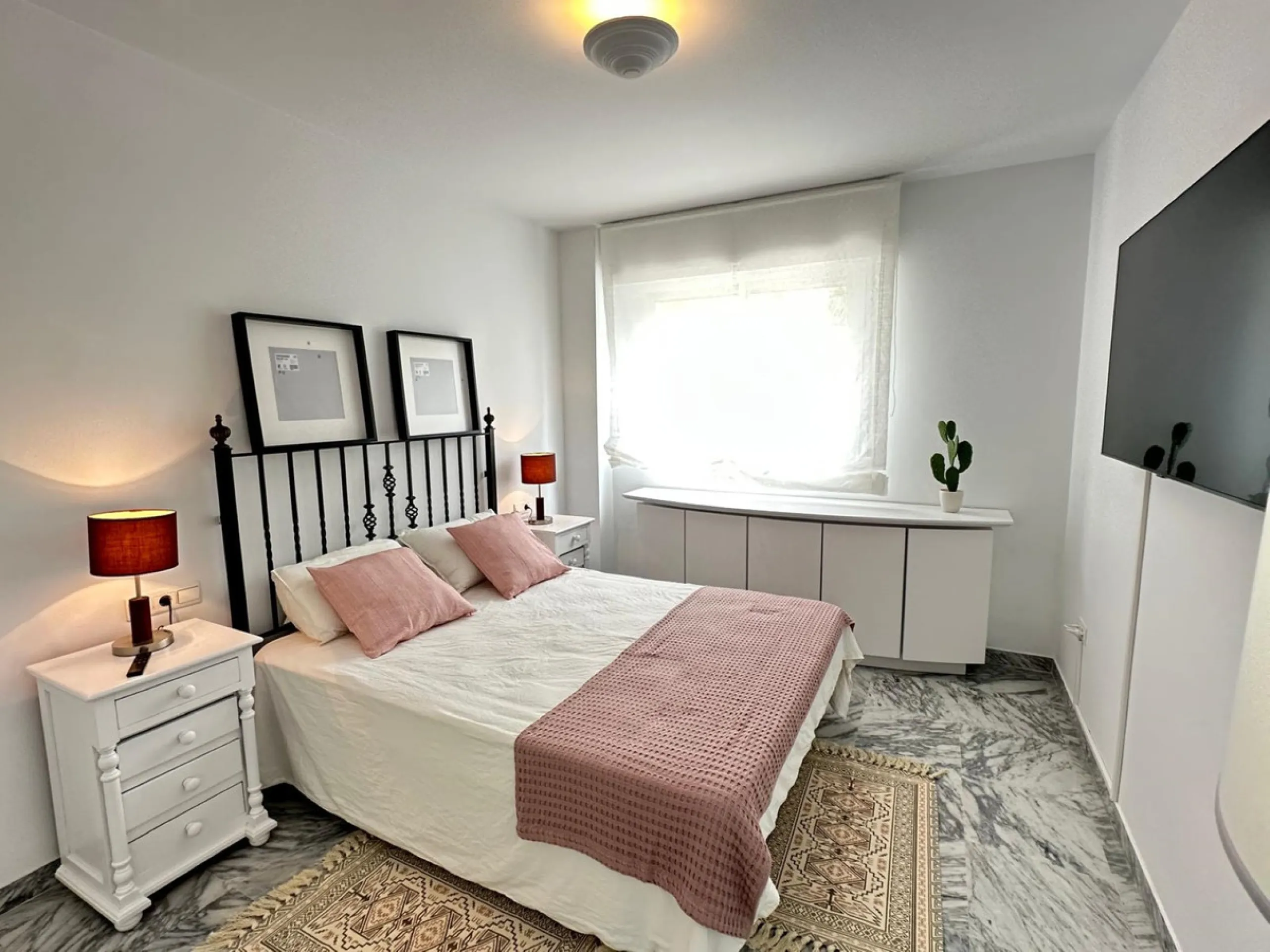 This recently renovated apartment is situated in the sought-after Lorcrisur complex, in San Pedro de Alcantara. Offering a prime beachside location, the property provides easy access to local amenities, the beach with restaurans and bars, transport links,