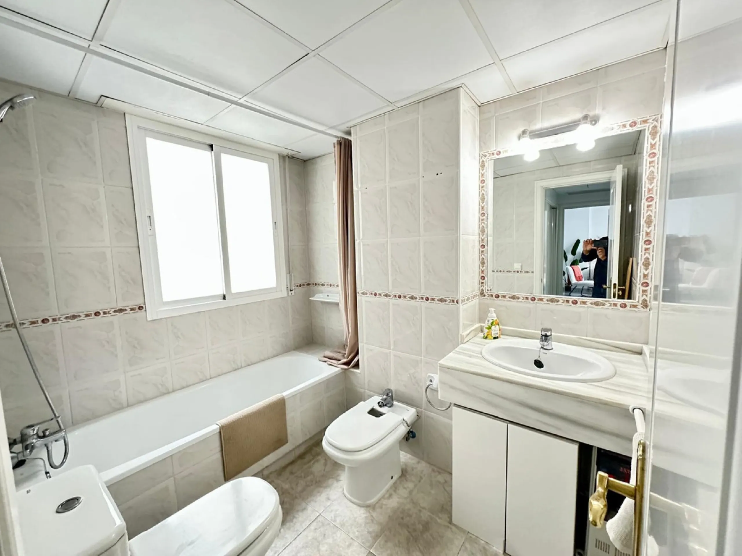This recently renovated apartment is situated in the sought-after Lorcrisur complex, in San Pedro de Alcantara. Offering a prime beachside location, the property provides easy access to local amenities, the beach with restaurans and bars, transport links,