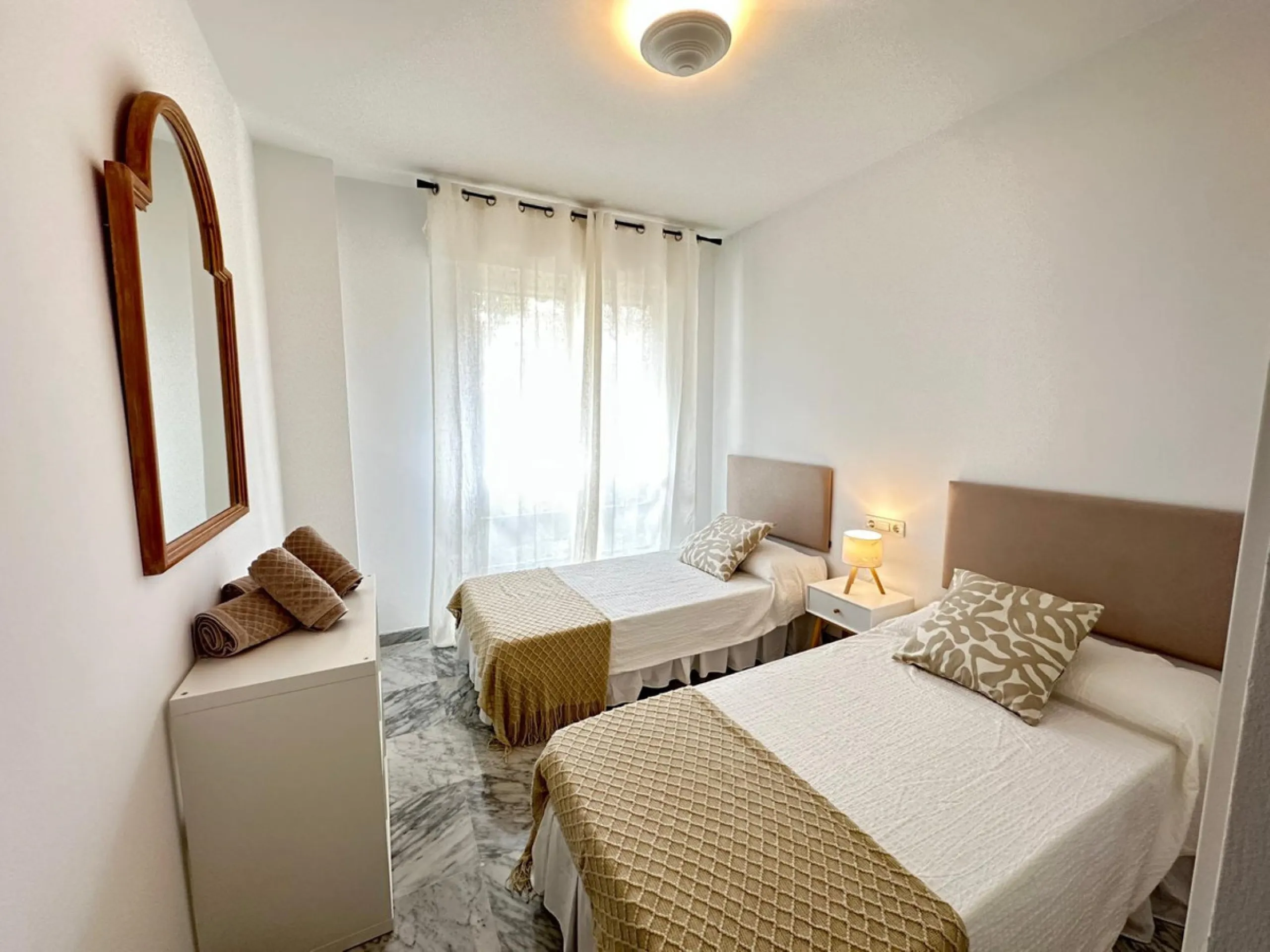 This recently renovated apartment is situated in the sought-after Lorcrisur complex, in San Pedro de Alcantara. Offering a prime beachside location, the property provides easy access to local amenities, the beach with restaurans and bars, transport links,