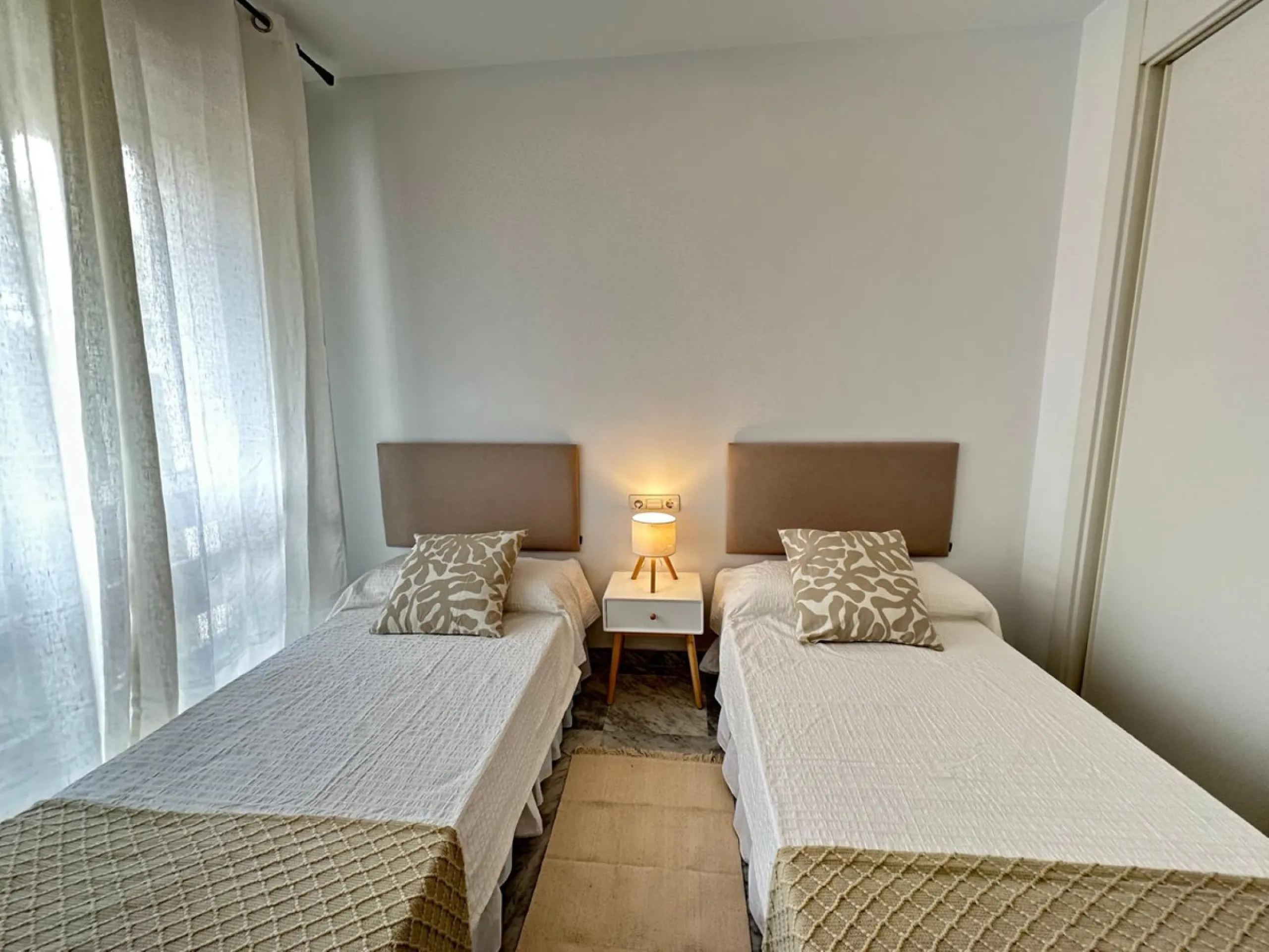 This recently renovated apartment is situated in the sought-after Lorcrisur complex, in San Pedro de Alcantara. Offering a prime beachside location, the property provides easy access to local amenities, the beach with restaurans and bars, transport links,