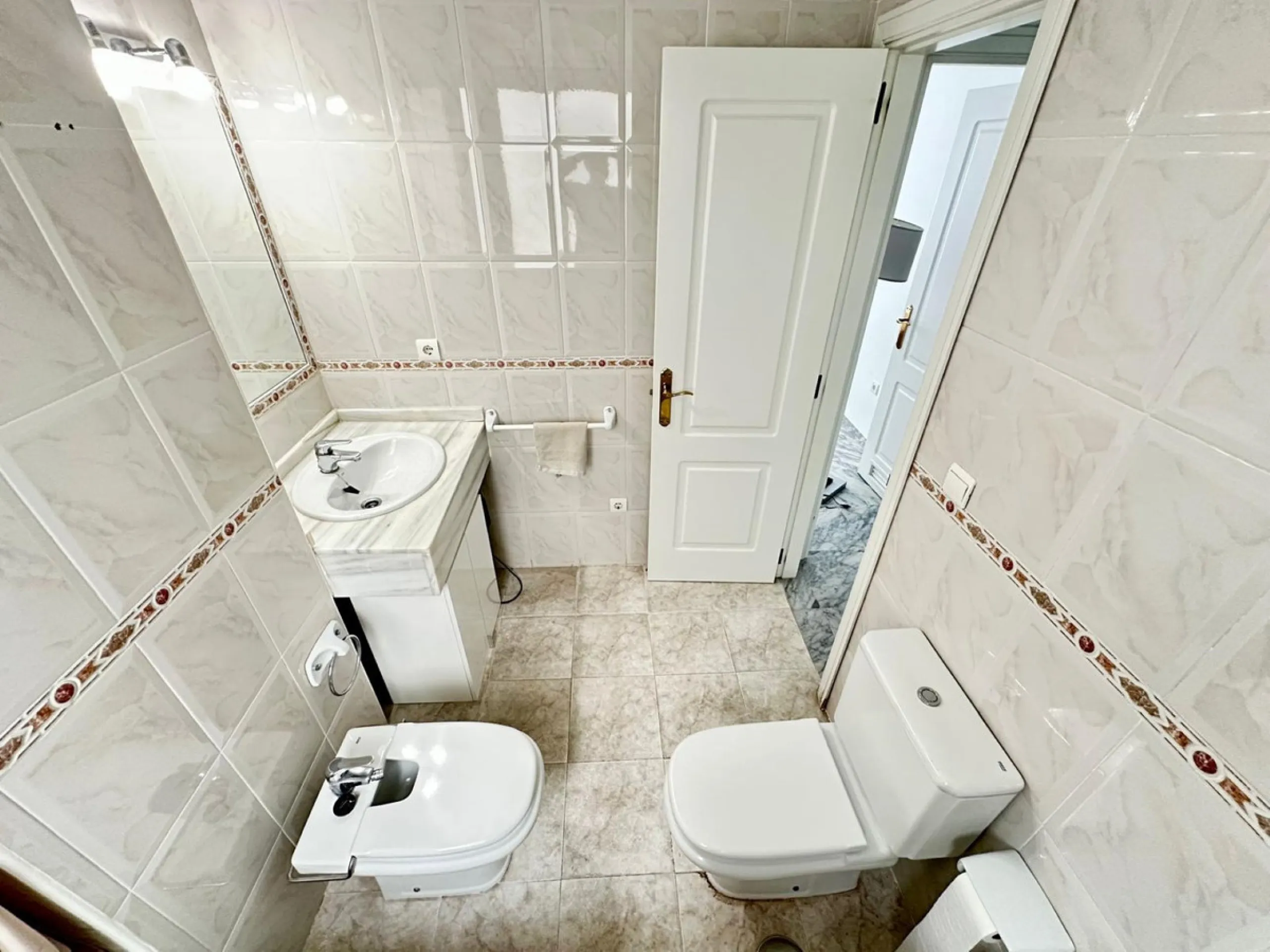 This recently renovated apartment is situated in the sought-after Lorcrisur complex, in San Pedro de Alcantara. Offering a prime beachside location, the property provides easy access to local amenities, the beach with restaurans and bars, transport links,