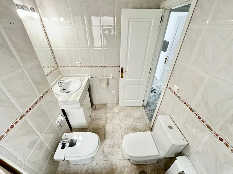 This recently renovated apartment is situated in the sought-after Lorcrisur complex, in San Pedro de Alcantara. Offering a prime beachside location, the property provides easy access to local amenities, the beach with restaurans and bars, transport links,