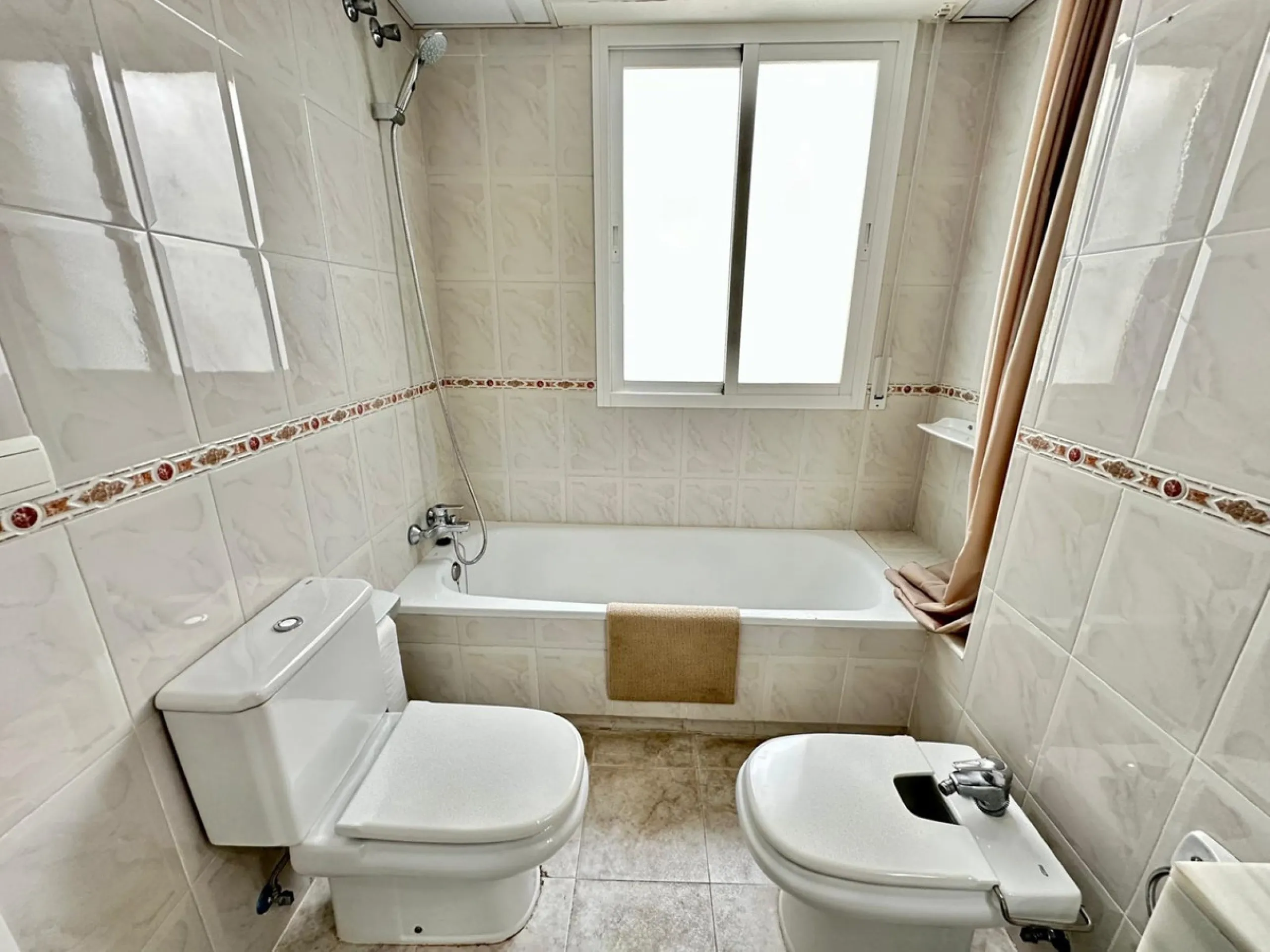 This recently renovated apartment is situated in the sought-after Lorcrisur complex, in San Pedro de Alcantara. Offering a prime beachside location, the property provides easy access to local amenities, the beach with restaurans and bars, transport links,