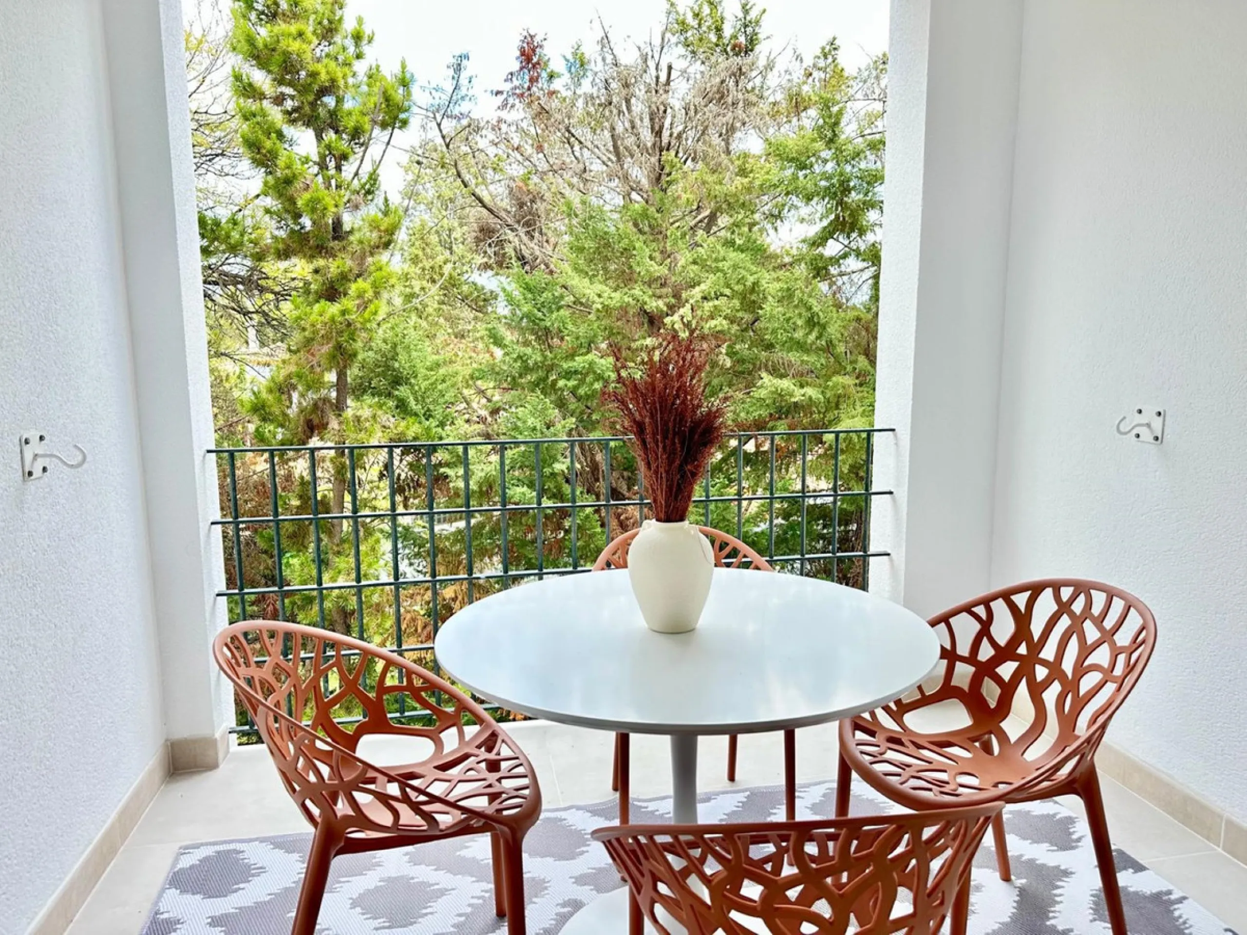 This recently renovated apartment is situated in the sought-after Lorcrisur complex, in San Pedro de Alcantara. Offering a prime beachside location, the property provides easy access to local amenities, the beach with restaurans and bars, transport links,