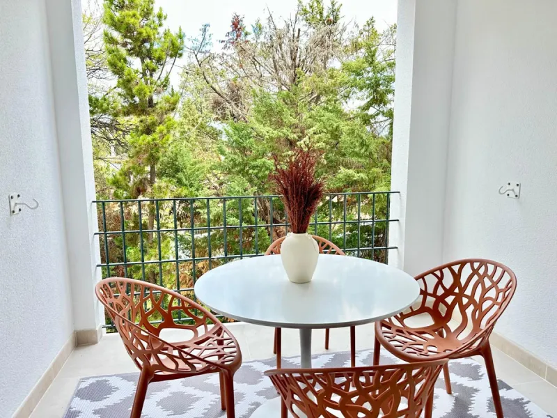This recently renovated apartment is situated in the sought-after Lorcrisur complex, in San Pedro de Alcantara. Offering a prime beachside location, the property provides easy access to local amenities, the beach with restaurans and bars, transport links,
