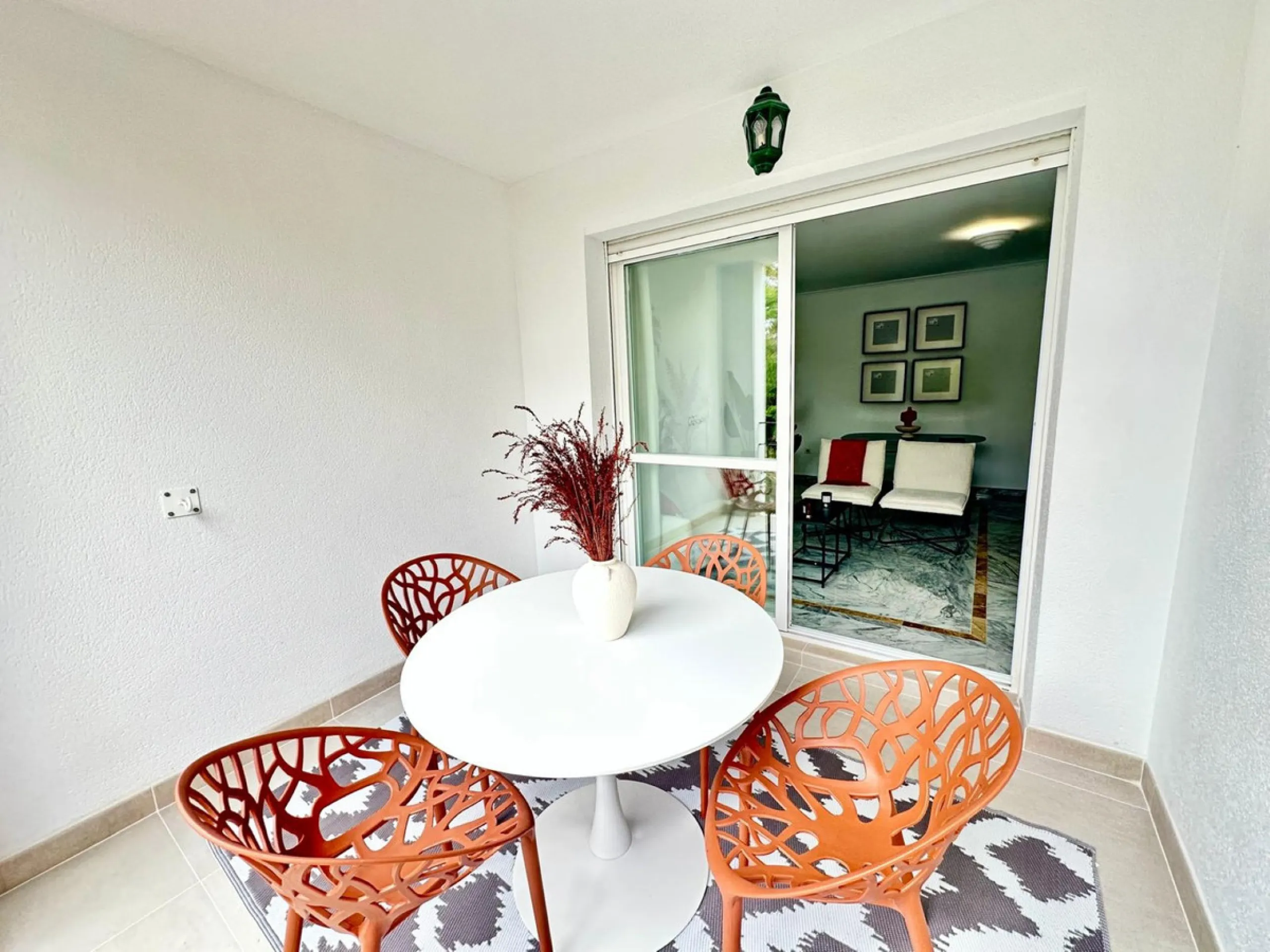 This recently renovated apartment is situated in the sought-after Lorcrisur complex, in San Pedro de Alcantara. Offering a prime beachside location, the property provides easy access to local amenities, the beach with restaurans and bars, transport links,