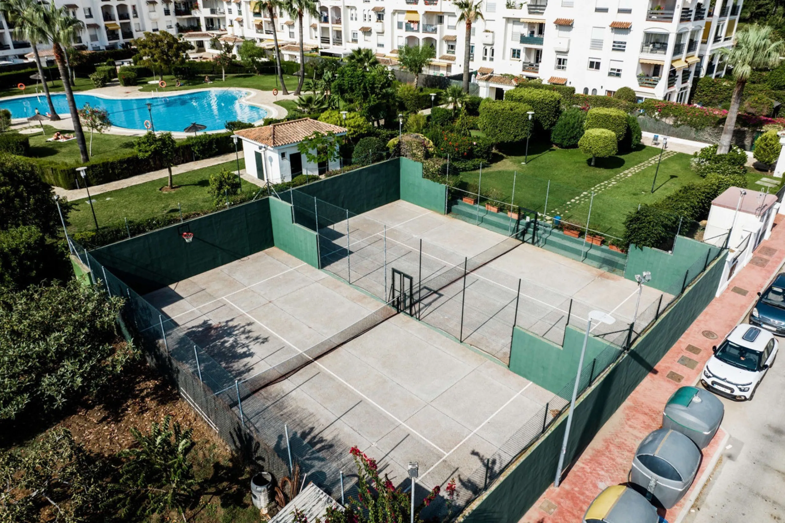 This recently renovated apartment is situated in the sought-after Lorcrisur complex, in San Pedro de Alcantara. Offering a prime beachside location, the property provides easy access to local amenities, the beach with restaurans and bars, transport links,