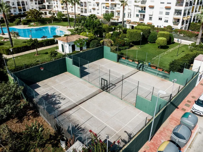 This recently renovated apartment is situated in the sought-after Lorcrisur complex, in San Pedro de Alcantara. Offering a prime beachside location, the property provides easy access to local amenities, the beach with restaurans and bars, transport links,
