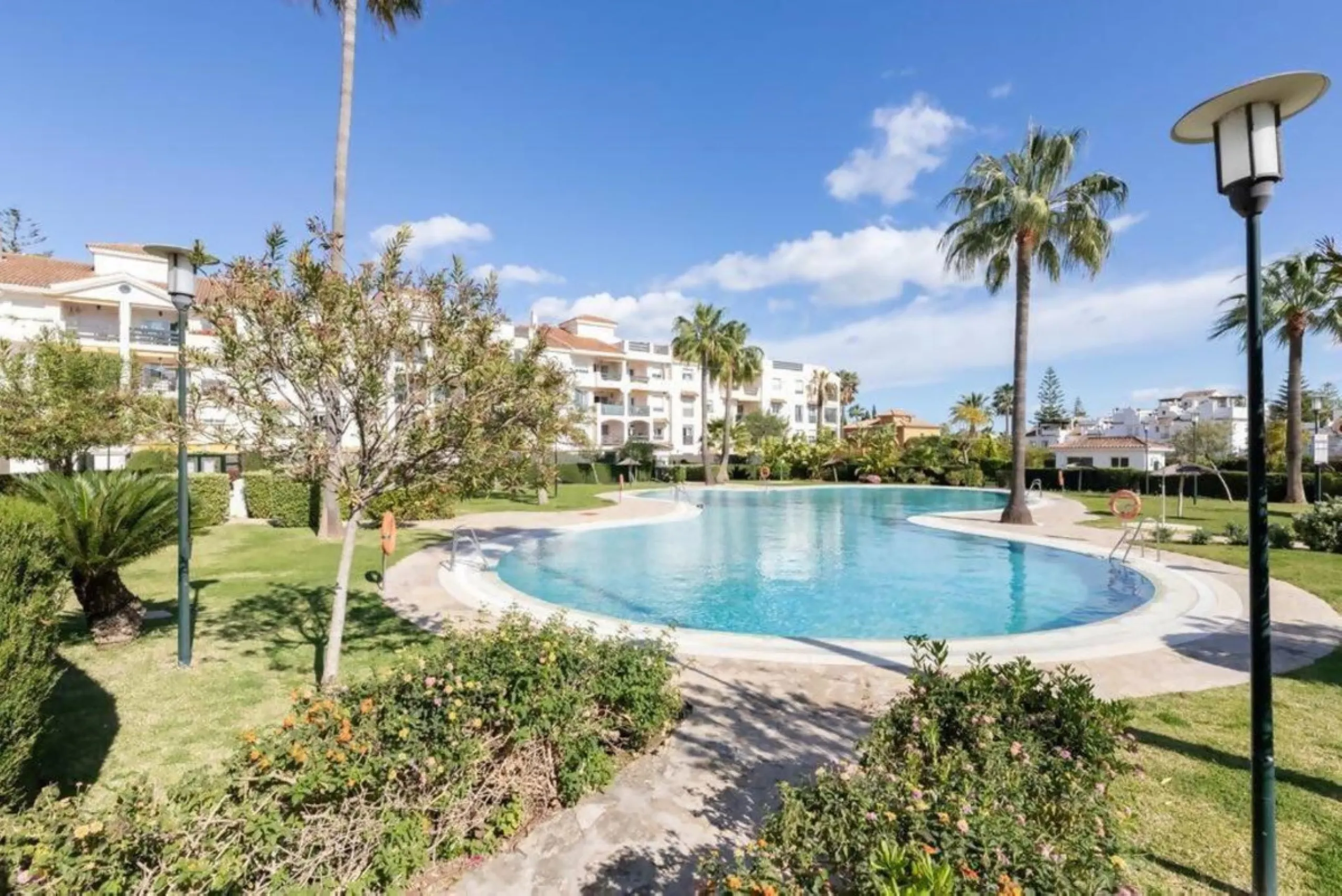 This recently renovated apartment is situated in the sought-after Lorcrisur complex, in San Pedro de Alcantara. Offering a prime beachside location, the property provides easy access to local amenities, the beach with restaurans and bars, transport links,