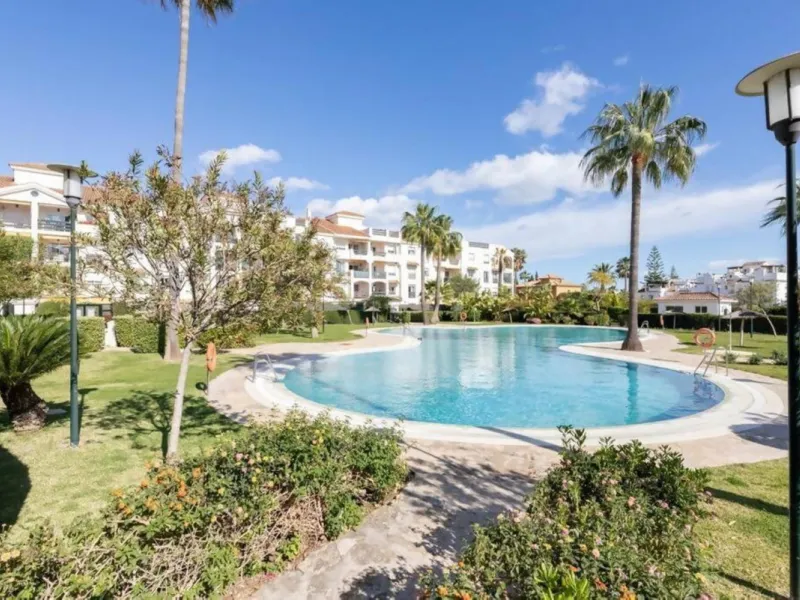 This recently renovated apartment is situated in the sought-after Lorcrisur complex, in San Pedro de Alcantara. Offering a prime beachside location, the property provides easy access to local amenities, the beach with restaurans and bars, transport links,