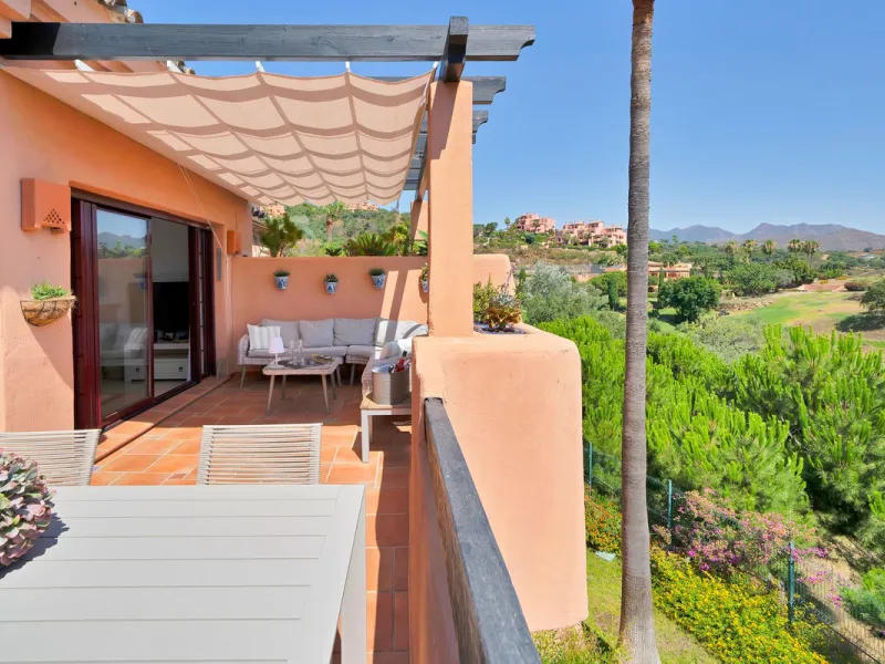 A unique 3 bedroom duplex in La Mairena in the community which benefits from access to the clubhouse of El Soto with all of its facilities.