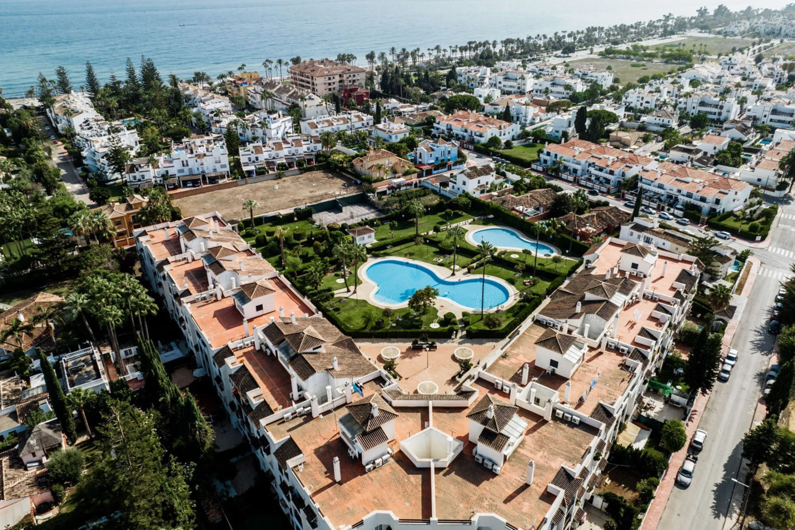 This recently renovated apartment is situated in the sought-after Lorcrisur complex, in San Pedro de Alcantara. Offering a prime beachside location, the property provides easy access to local amenities, the beach with restaurans and bars, transport links,