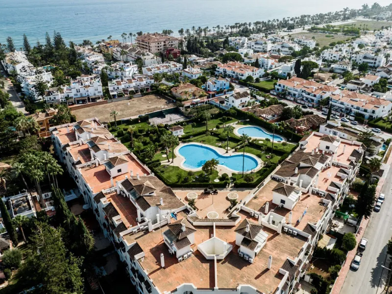 This recently renovated apartment is situated in the sought-after Lorcrisur complex, in San Pedro de Alcantara. Offering a prime beachside location, the property provides easy access to local amenities, the beach with restaurans and bars, transport links,