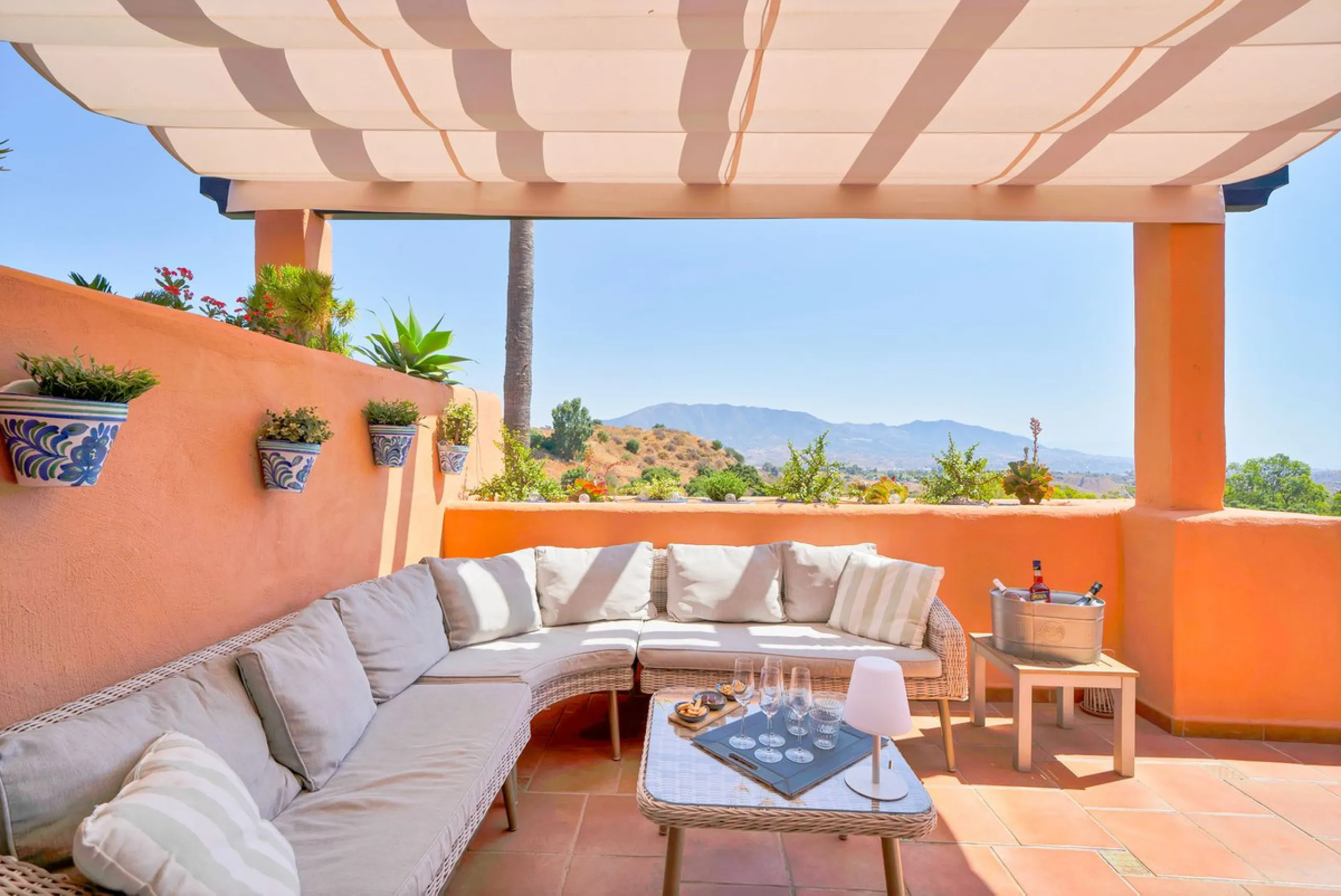Apartment - Penthouse Duplex в продаже в Marbella, Málaga. В доме 3 спален и 2 ванных комнат. Площадь дома 169 м²