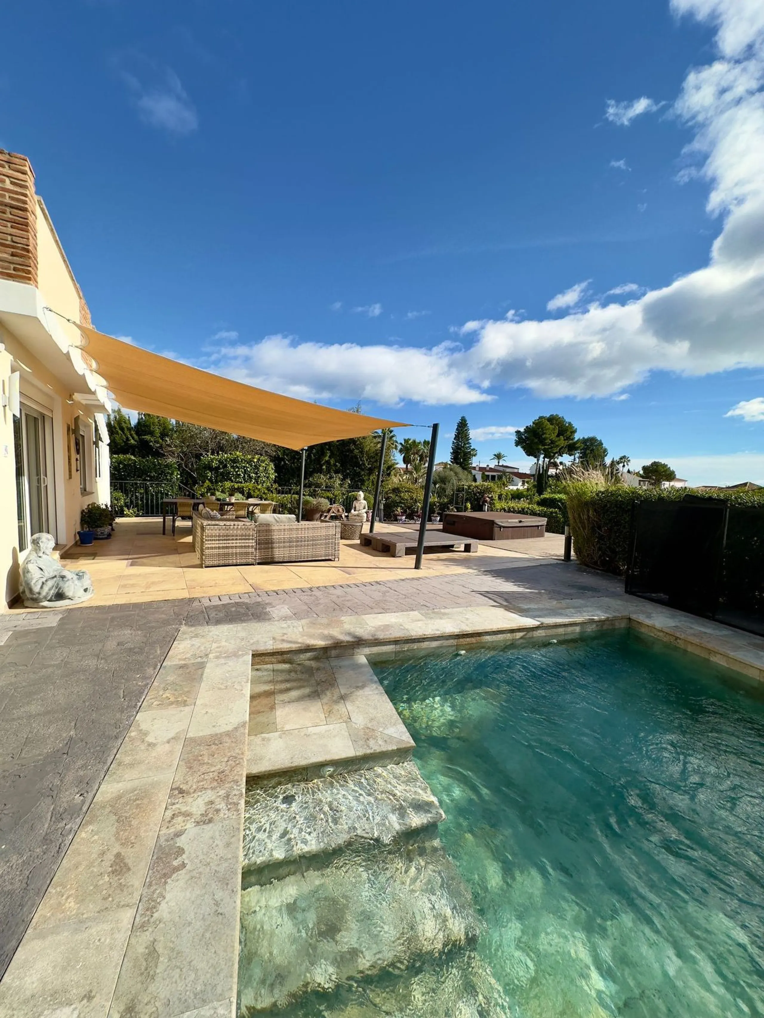 House - Detached Villa в продаже в Estepona, Málaga. В доме 6 спален и 5 ванных комнат. Площадь дома 200 м²