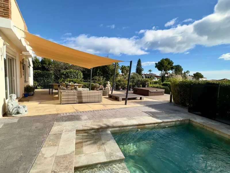 House - Detached Villa в продаже в Estepona, Málaga. В доме 6 спален и 5 ванных комнат. Площадь дома 200 м²