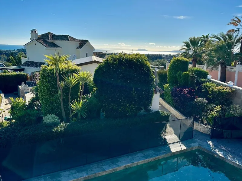 House - Detached Villa в продаже в Estepona, Málaga. В доме 6 спален и 5 ванных комнат. Площадь дома 200 м²