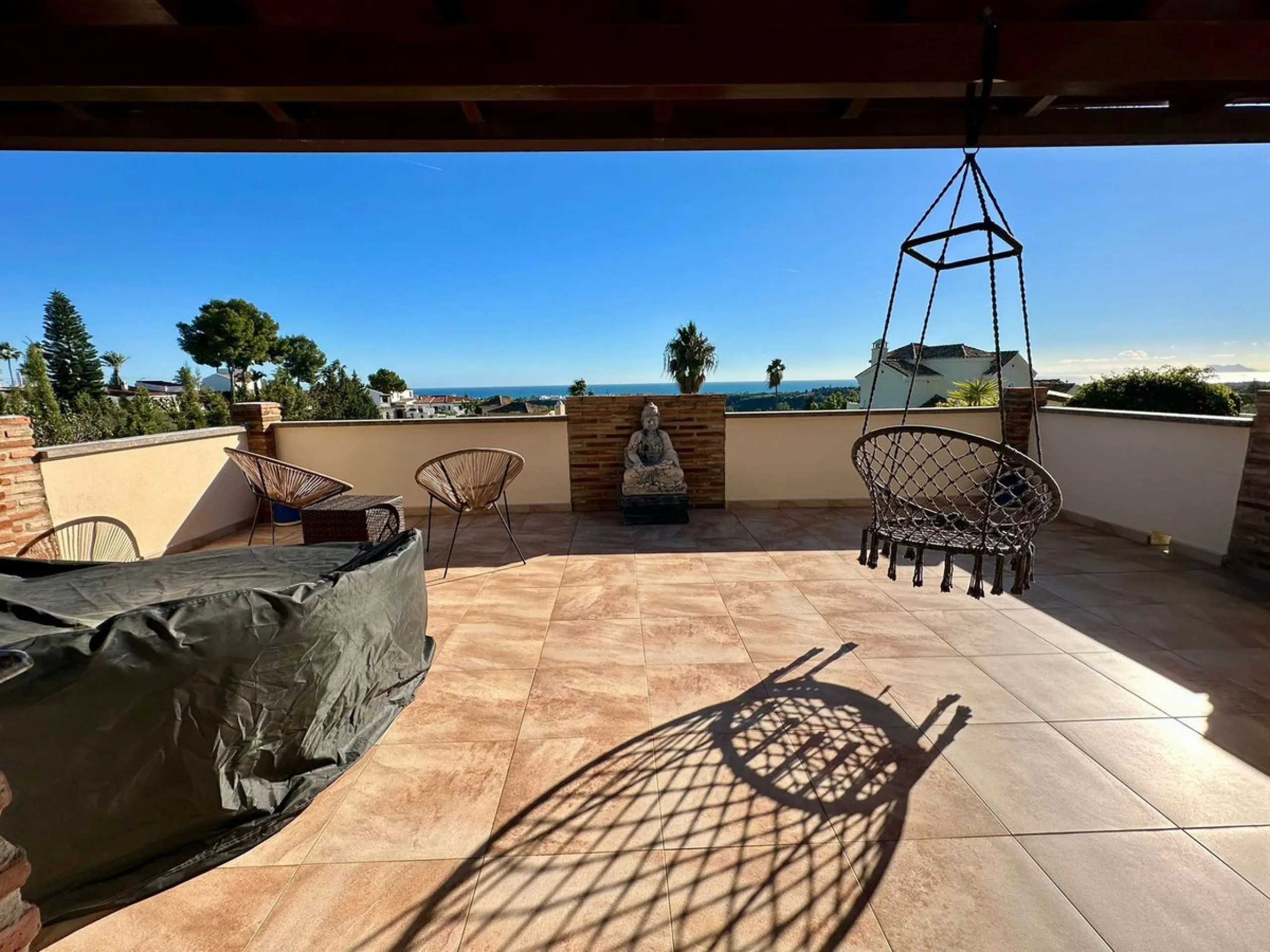 House - Detached Villa в продаже в Estepona, Málaga. В доме 6 спален и 5 ванных комнат. Площадь дома 200 м²