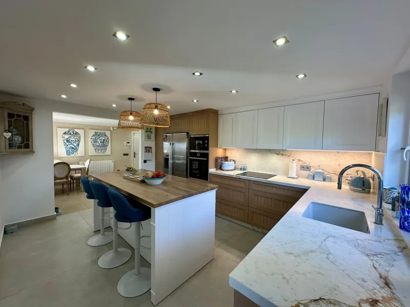 House - Detached Villa в продаже в Estepona, Málaga. В доме 6 спален и 5 ванных комнат. Площадь дома 200 м²